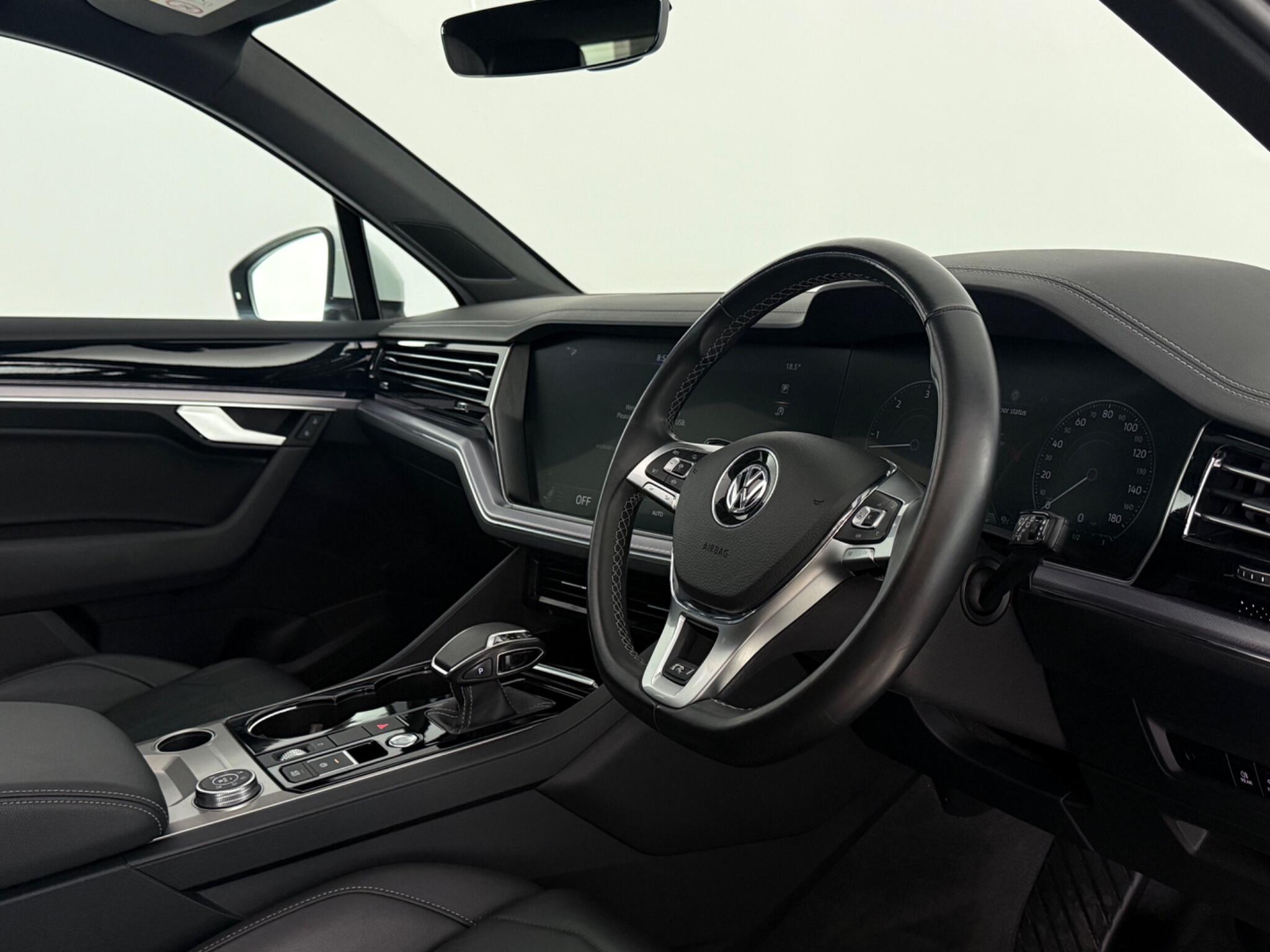 Volkswagen Touareg view 3