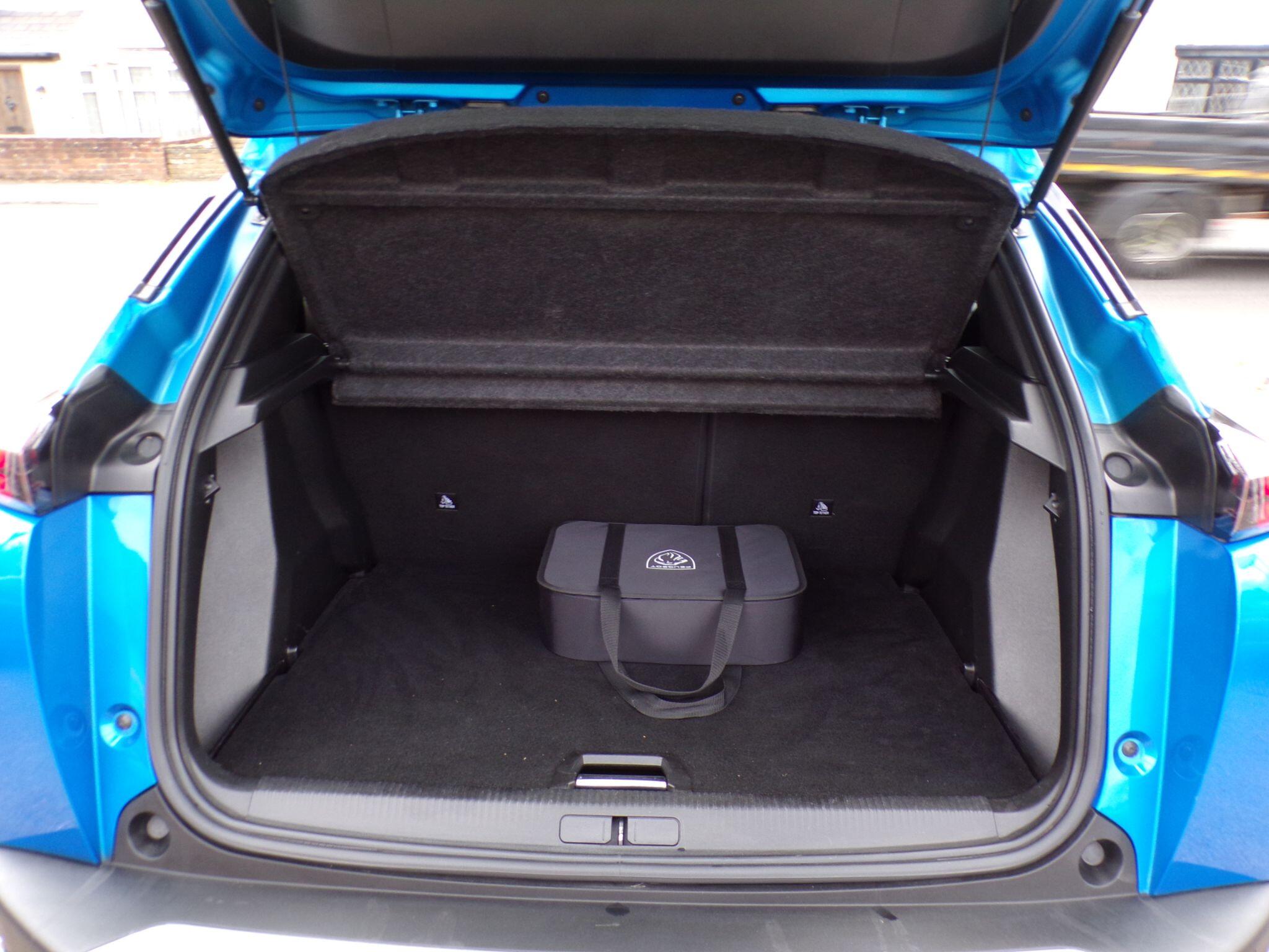 Peugeot E-2008 view 11