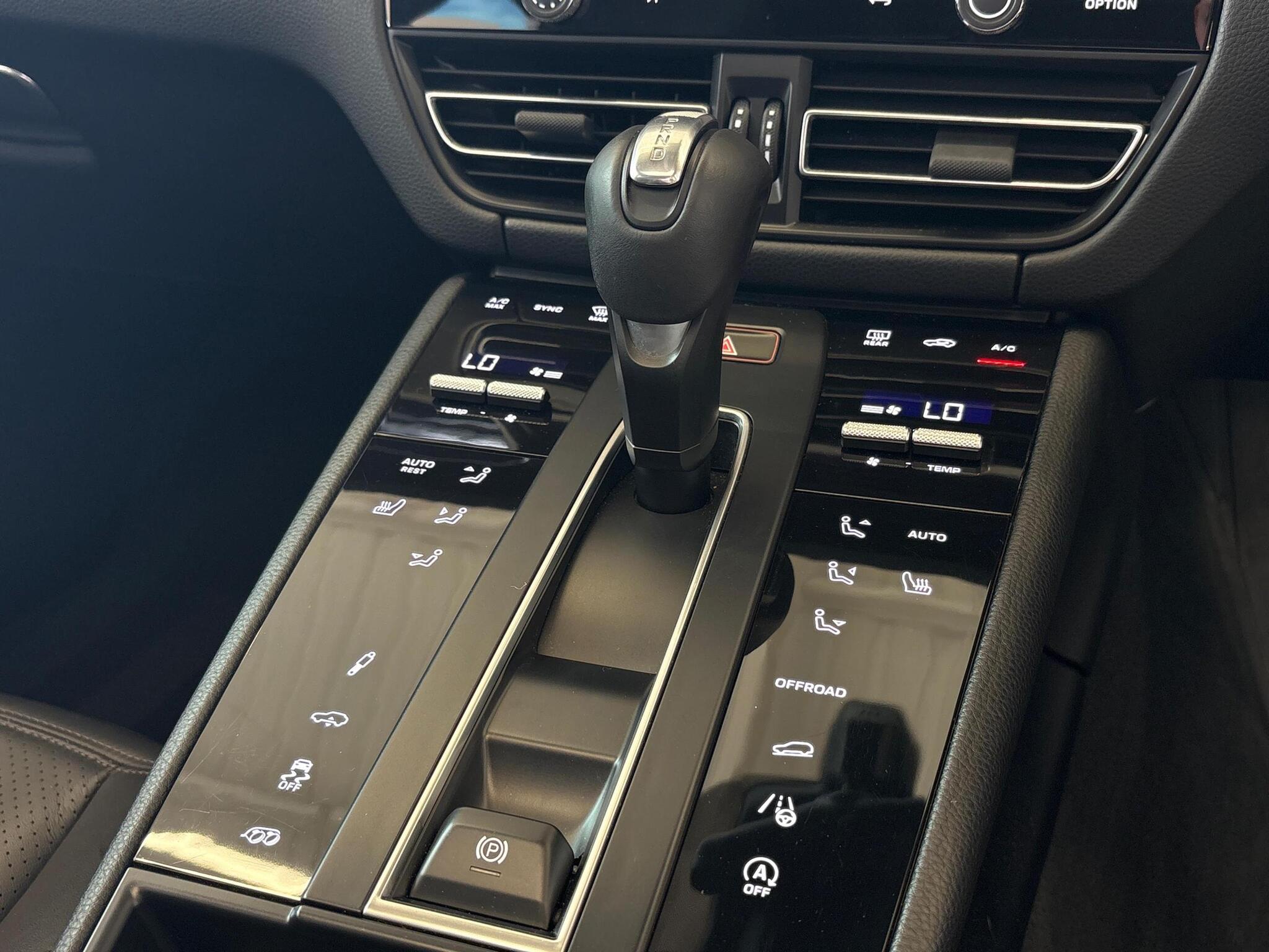 Porsche Macan view 11