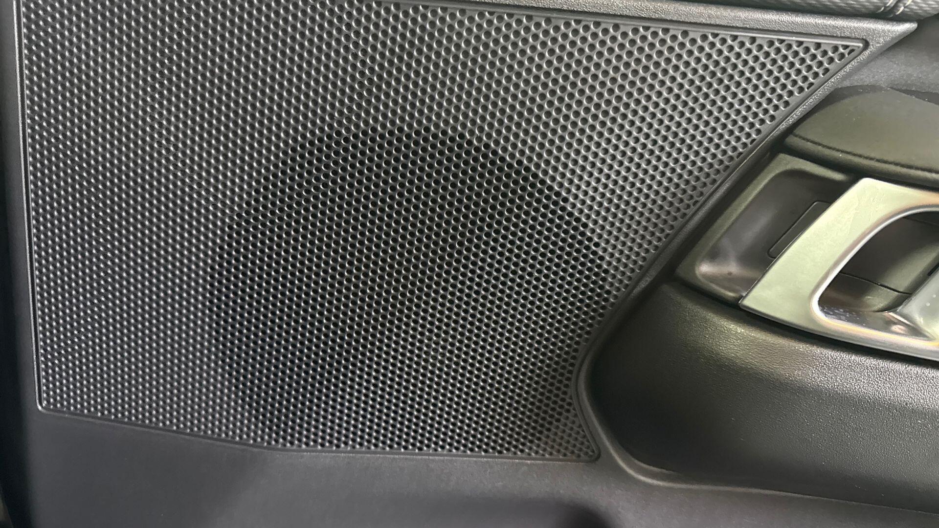 Land Rover Discovery view 24