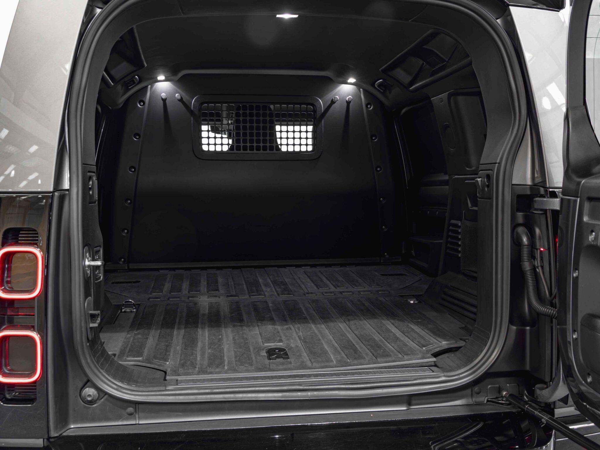 Land Rover Defender 110 view 29