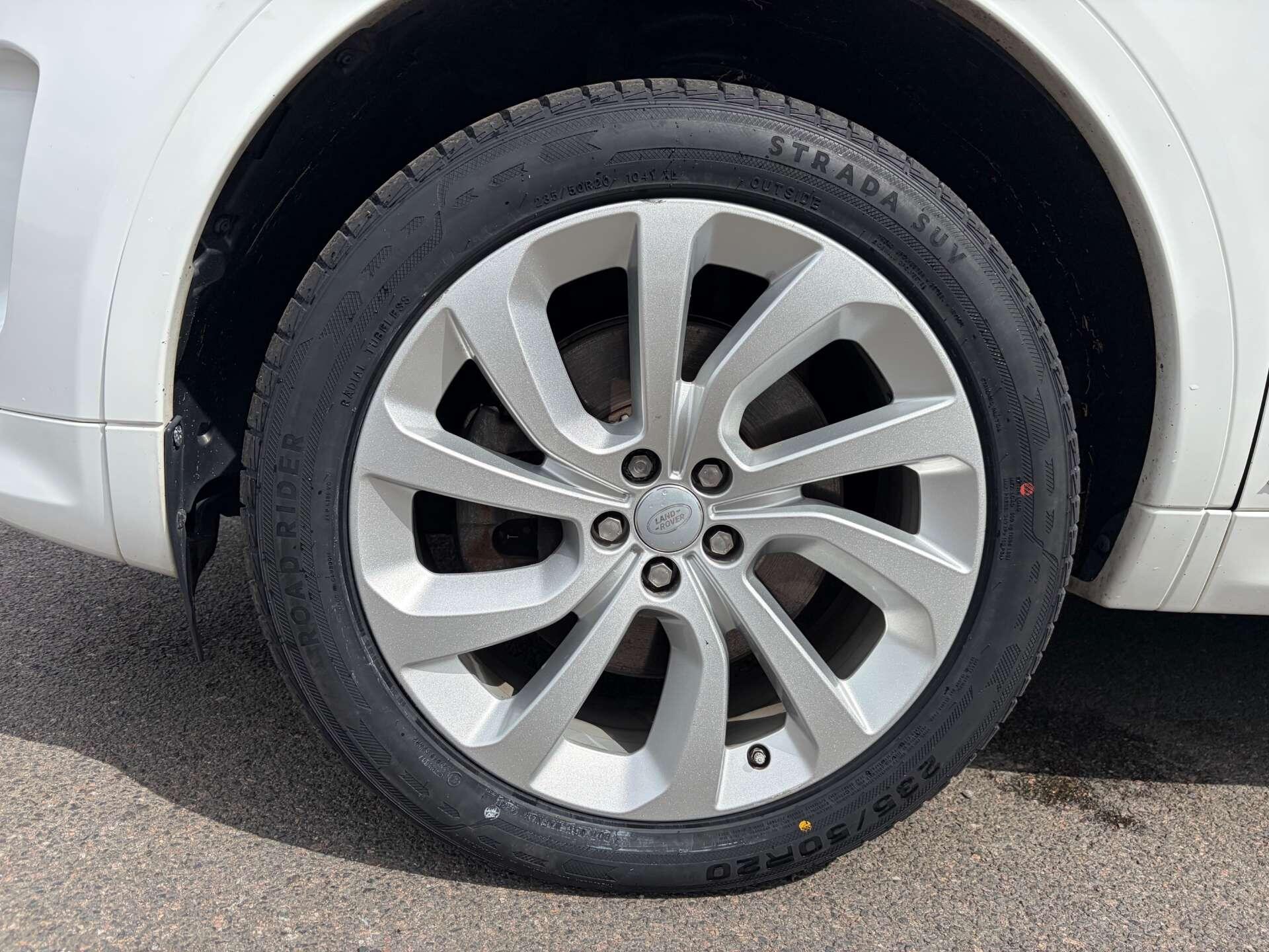 Land Rover Discovery Sport view 12