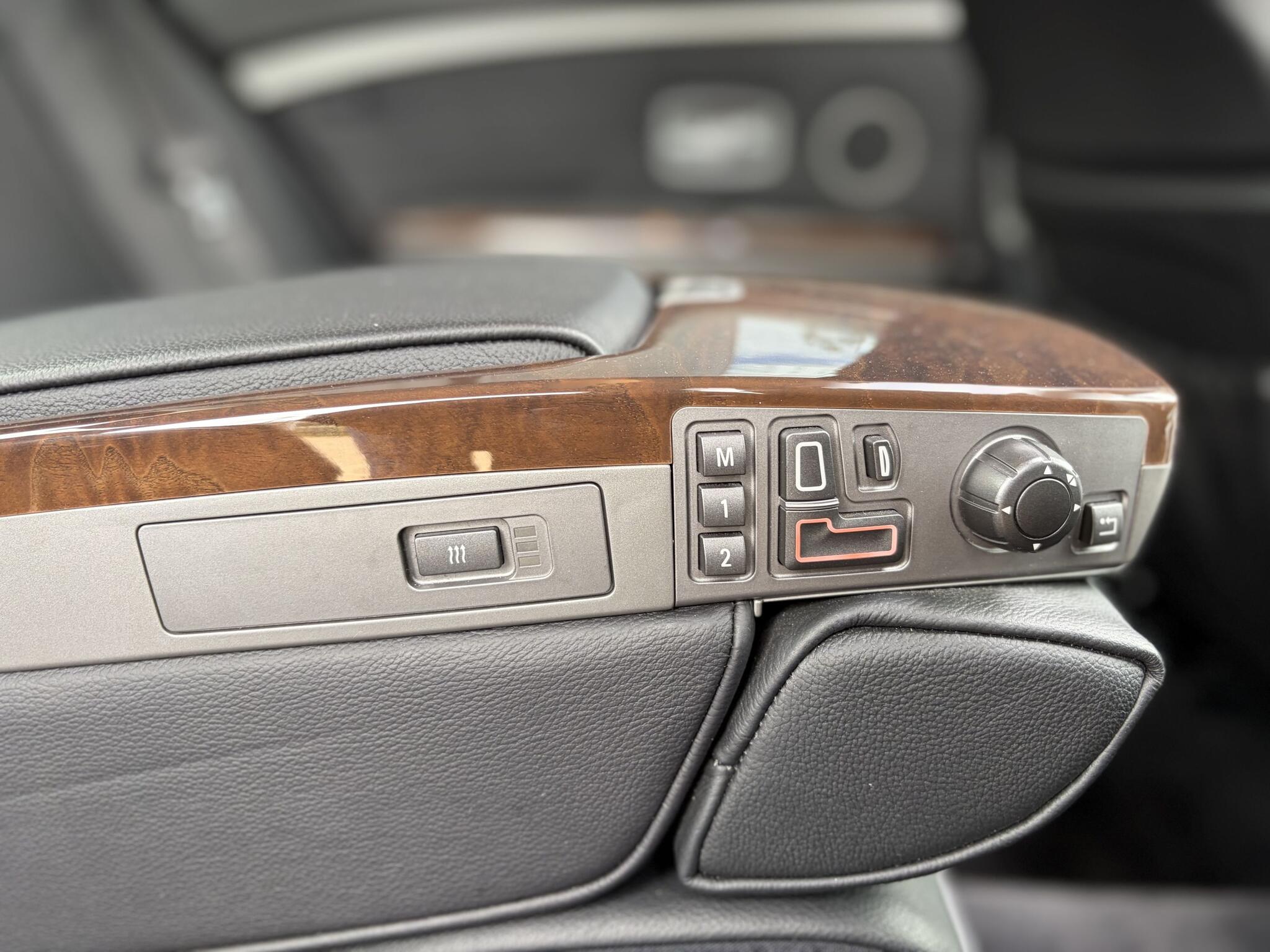 BMW 7 Series view 24