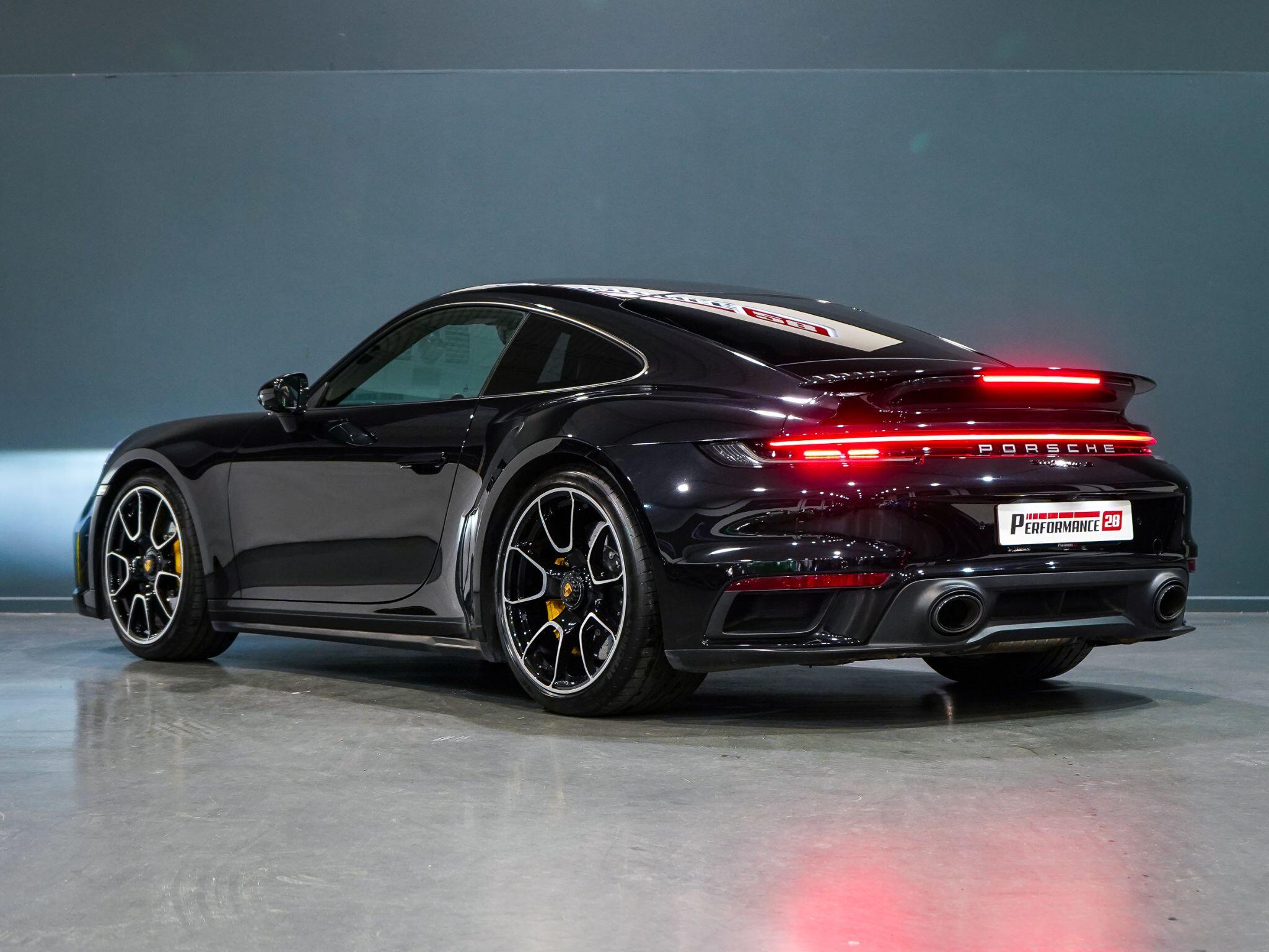 Porsche 911 view 7