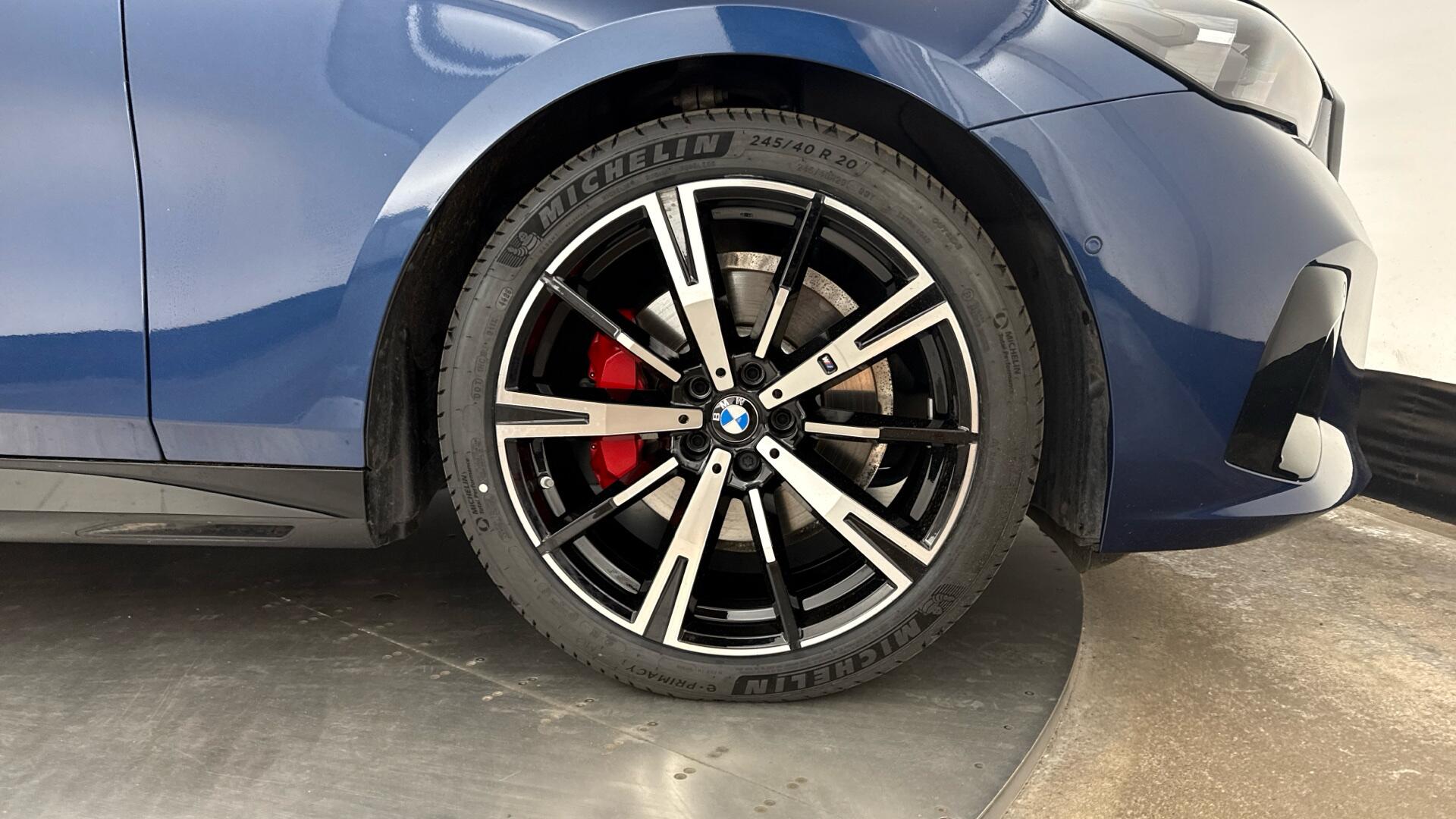 BMW 5 Series view 14