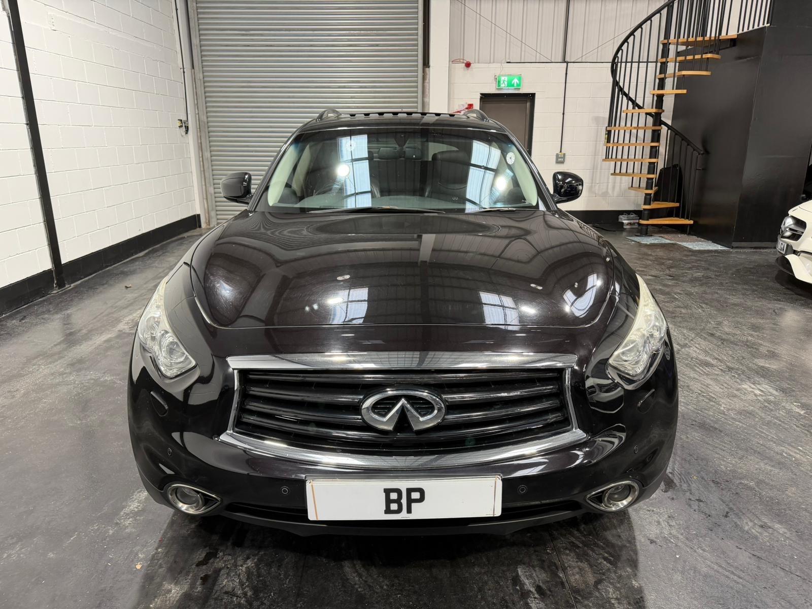 Infiniti QX70 view 2