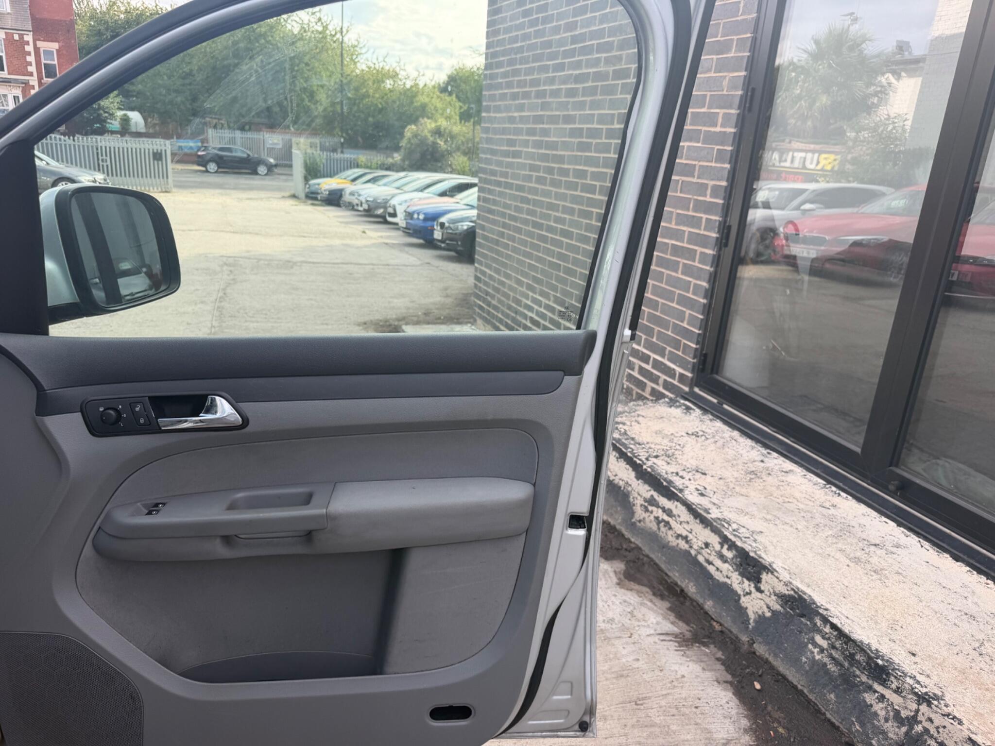 Volkswagen Caddy Maxi Life view 9