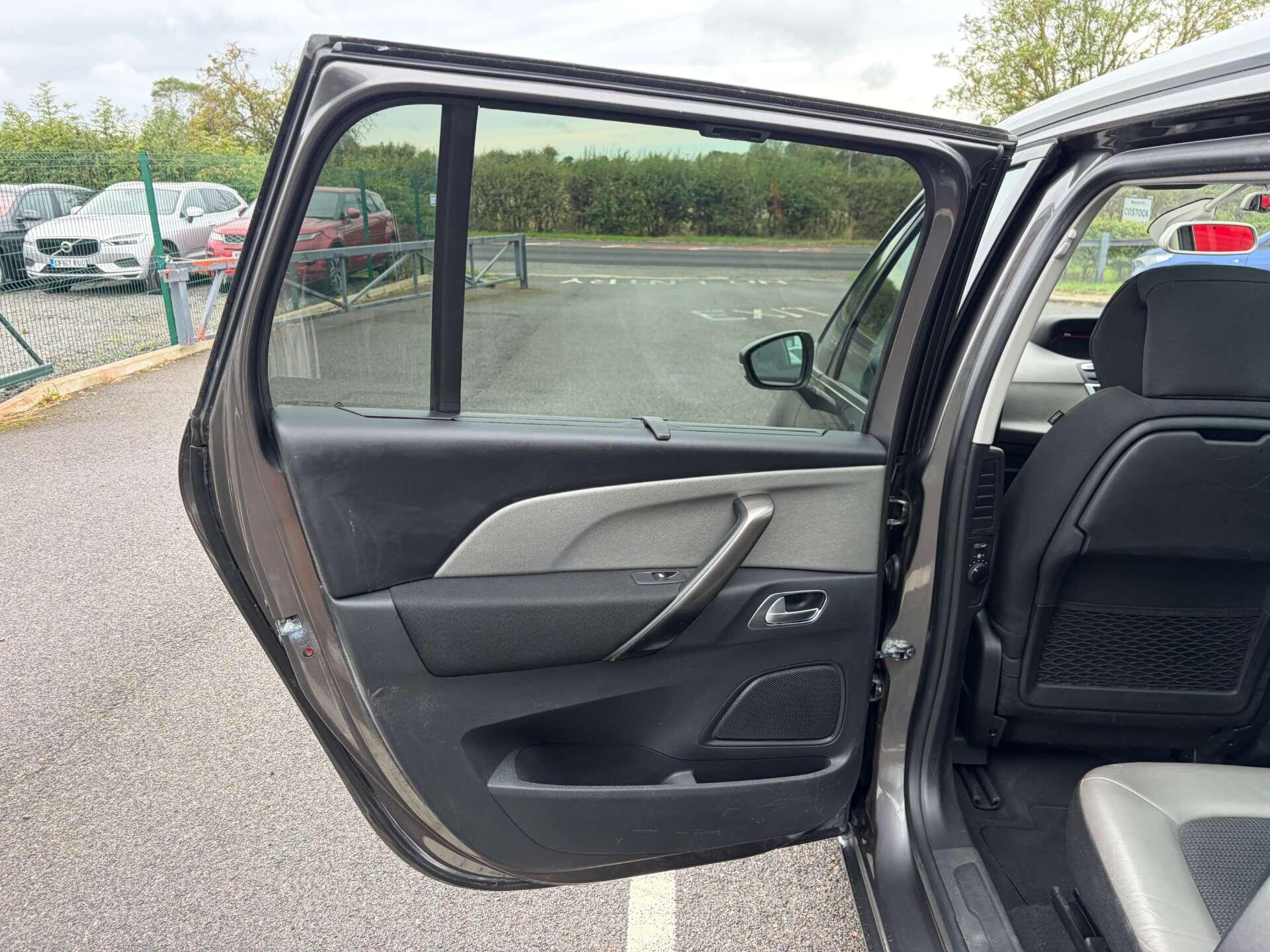 Citroen Grand C4 Picasso view 19