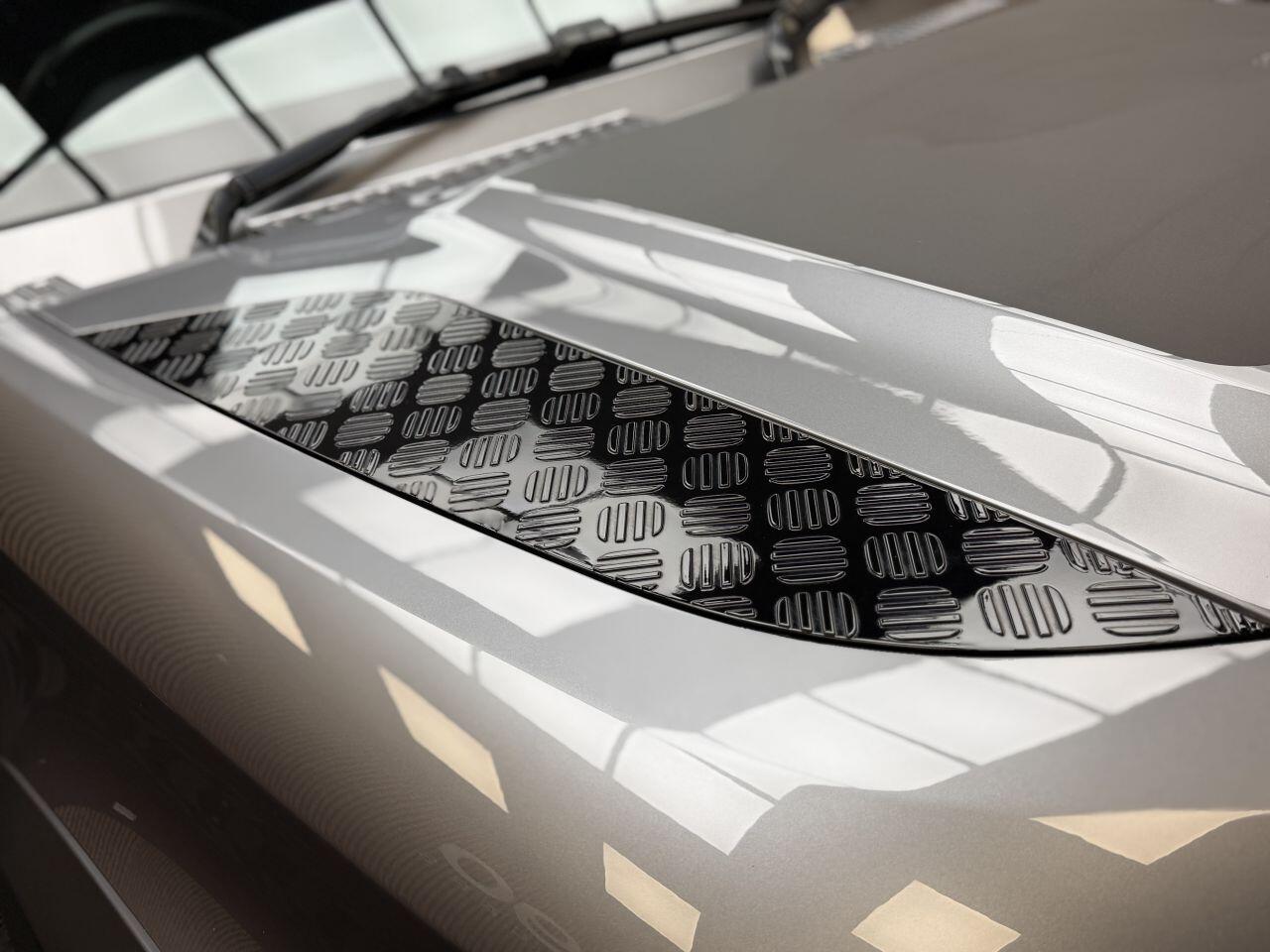 Land Rover Defender 110 view 20