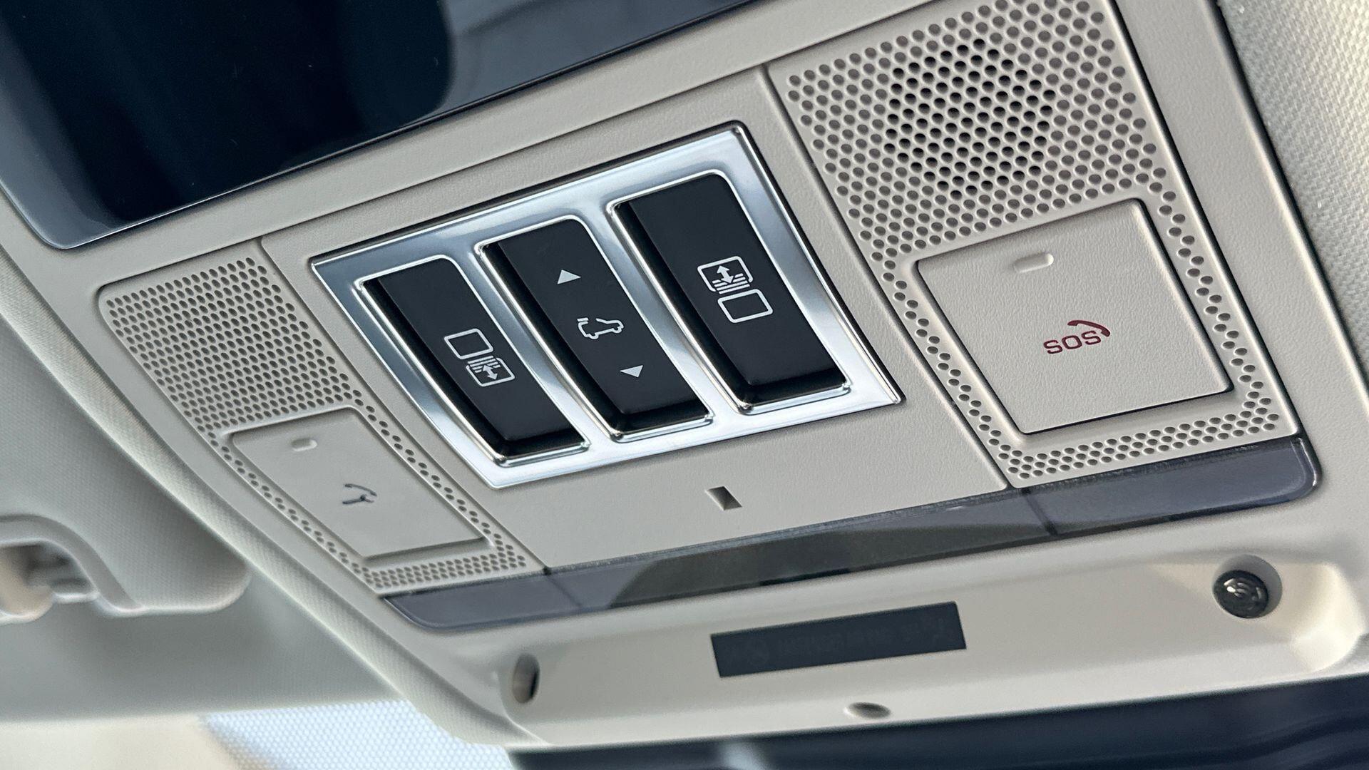Land Rover Discovery view 13