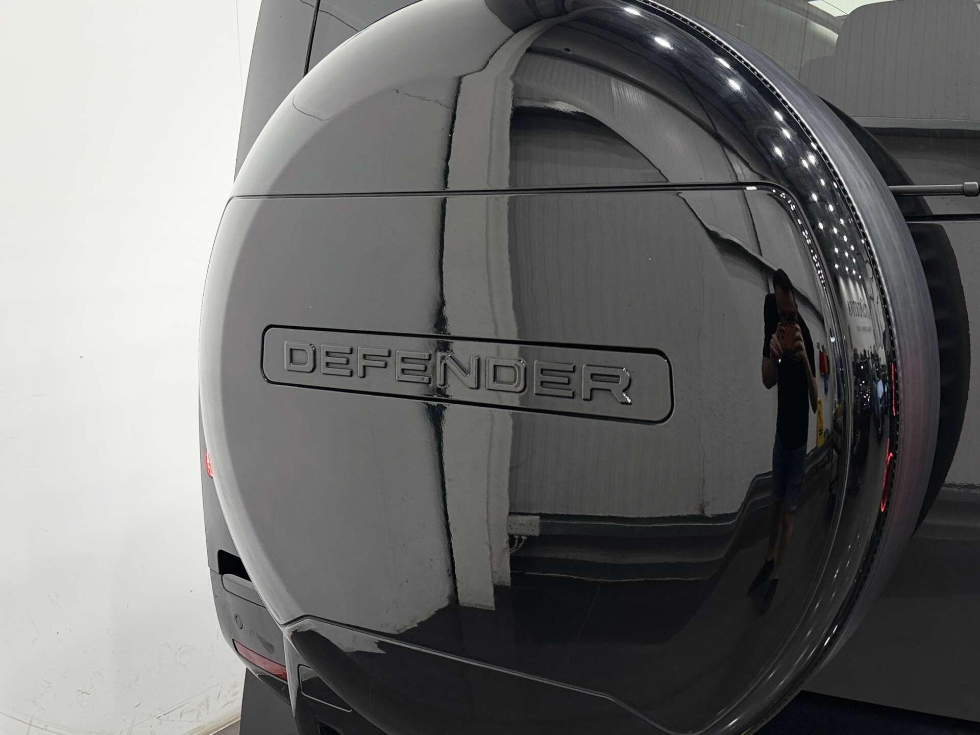 Land Rover Defender view 27