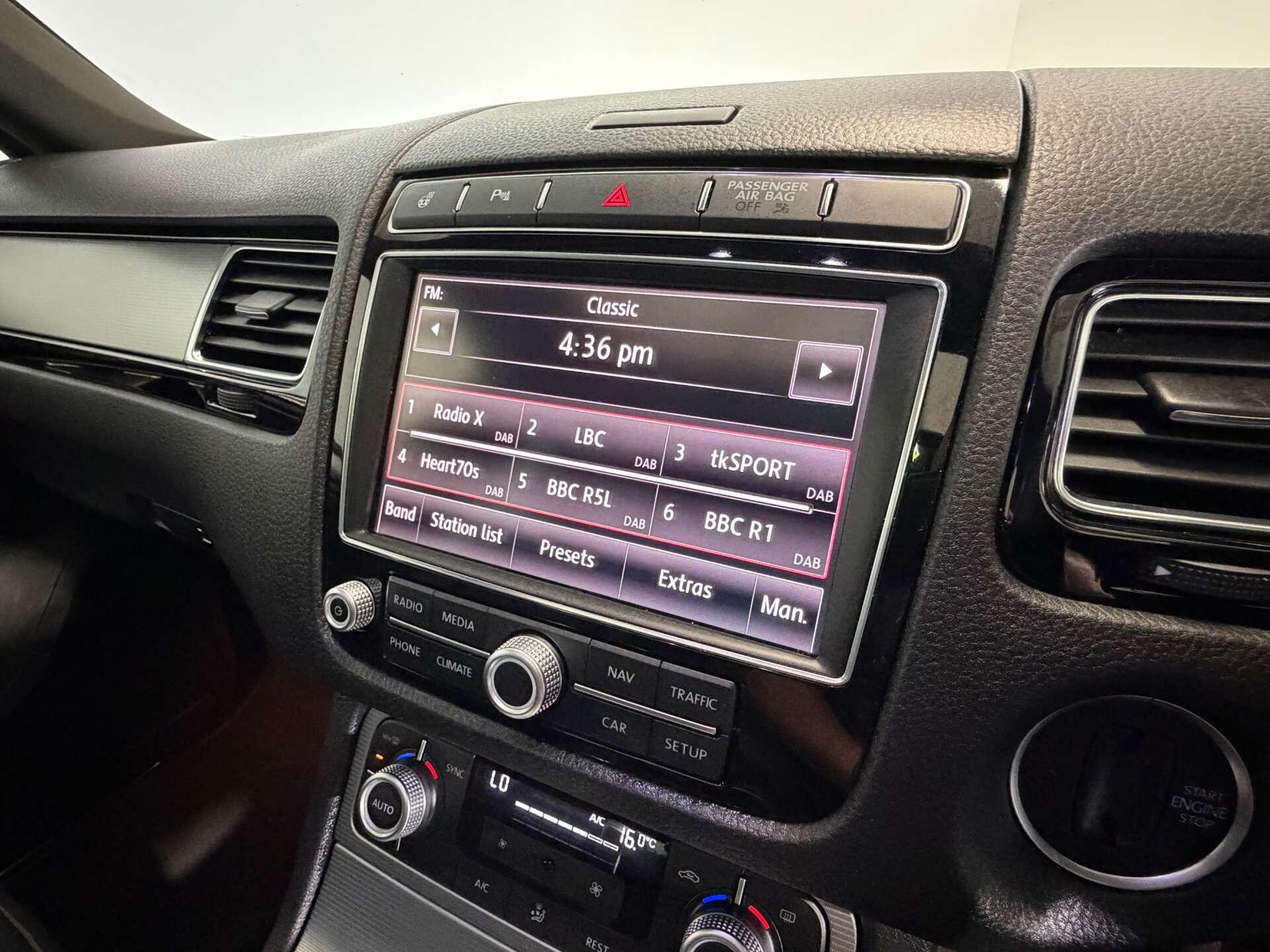 Volkswagen Touareg view 45