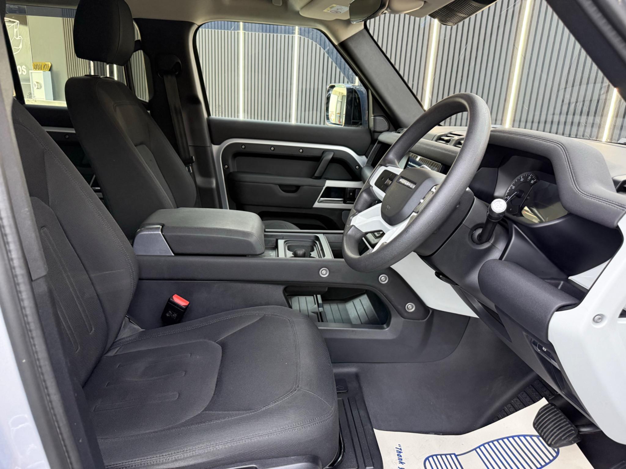 Land Rover Defender 110 view 10