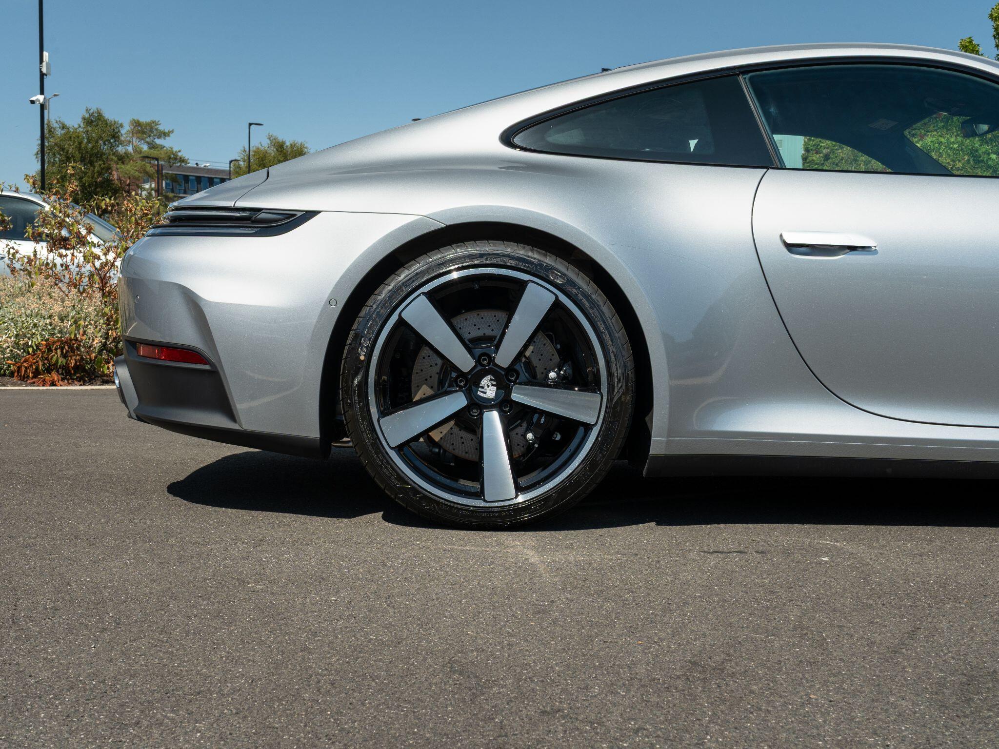 Porsche 911 view 16