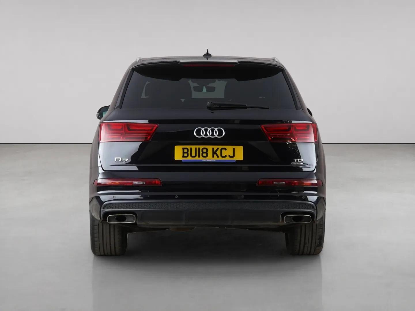 Audi Q7 view 7
