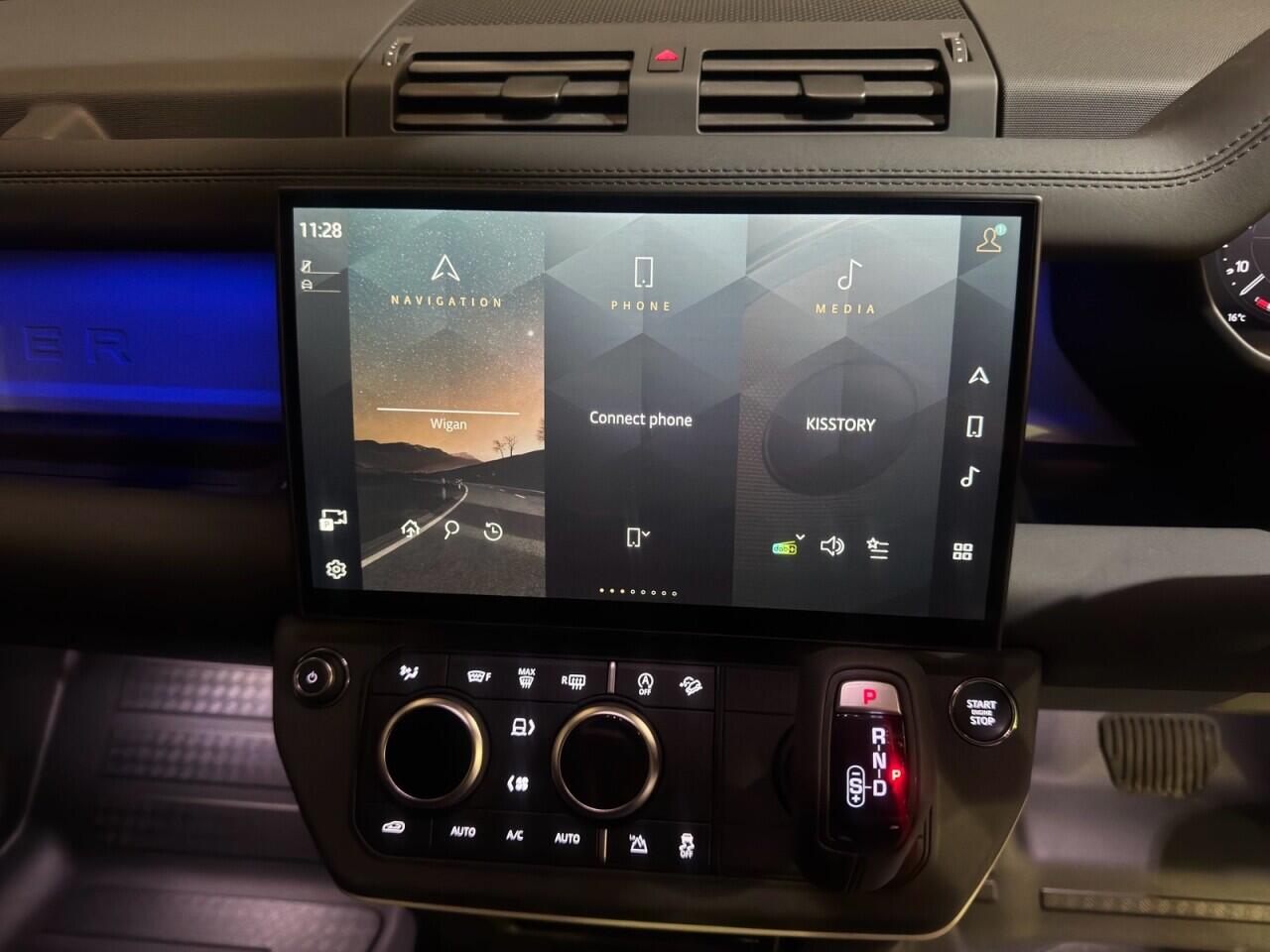 Land Rover Defender 110 view 13