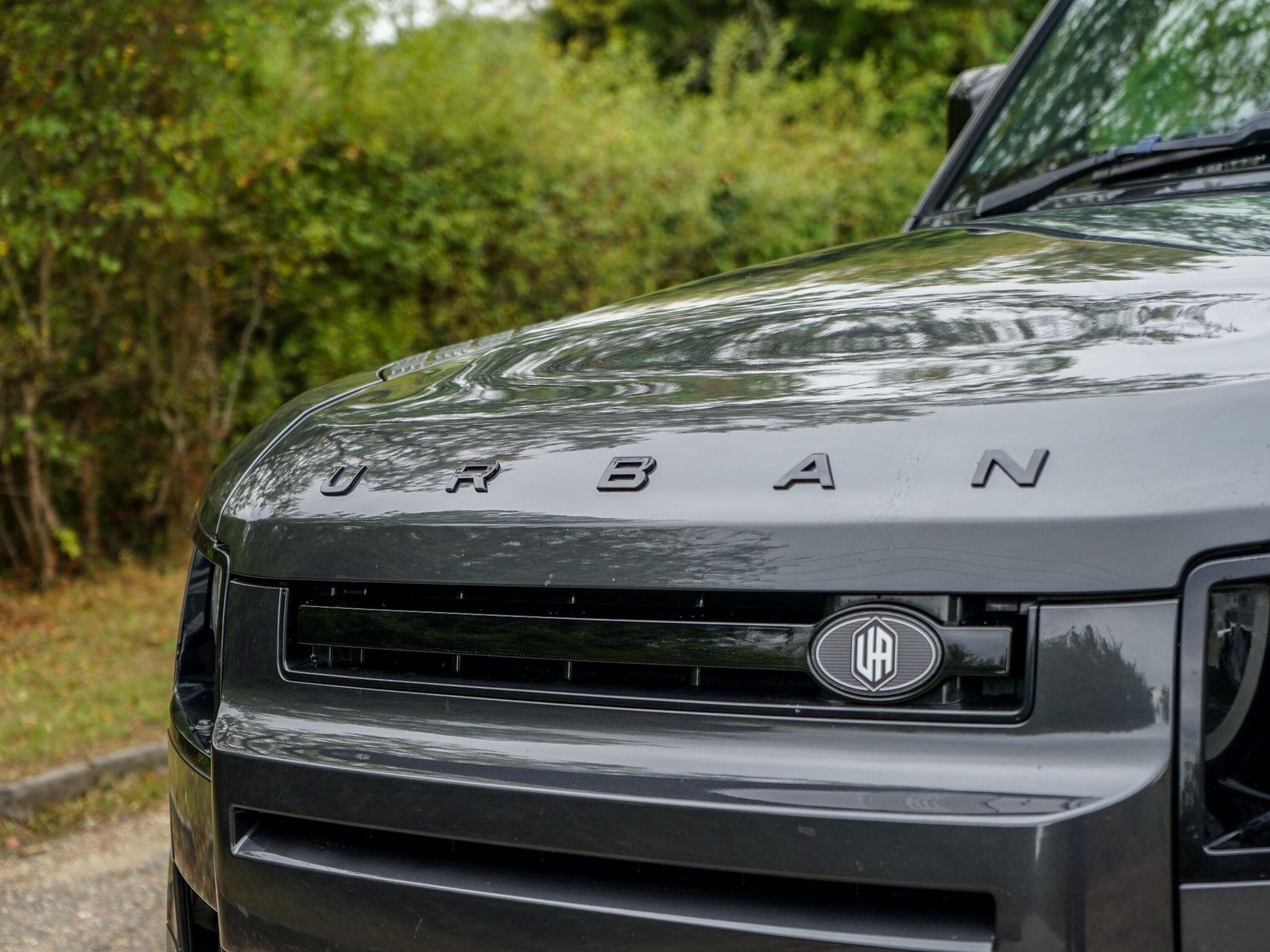 Land Rover Defender 90 view 9