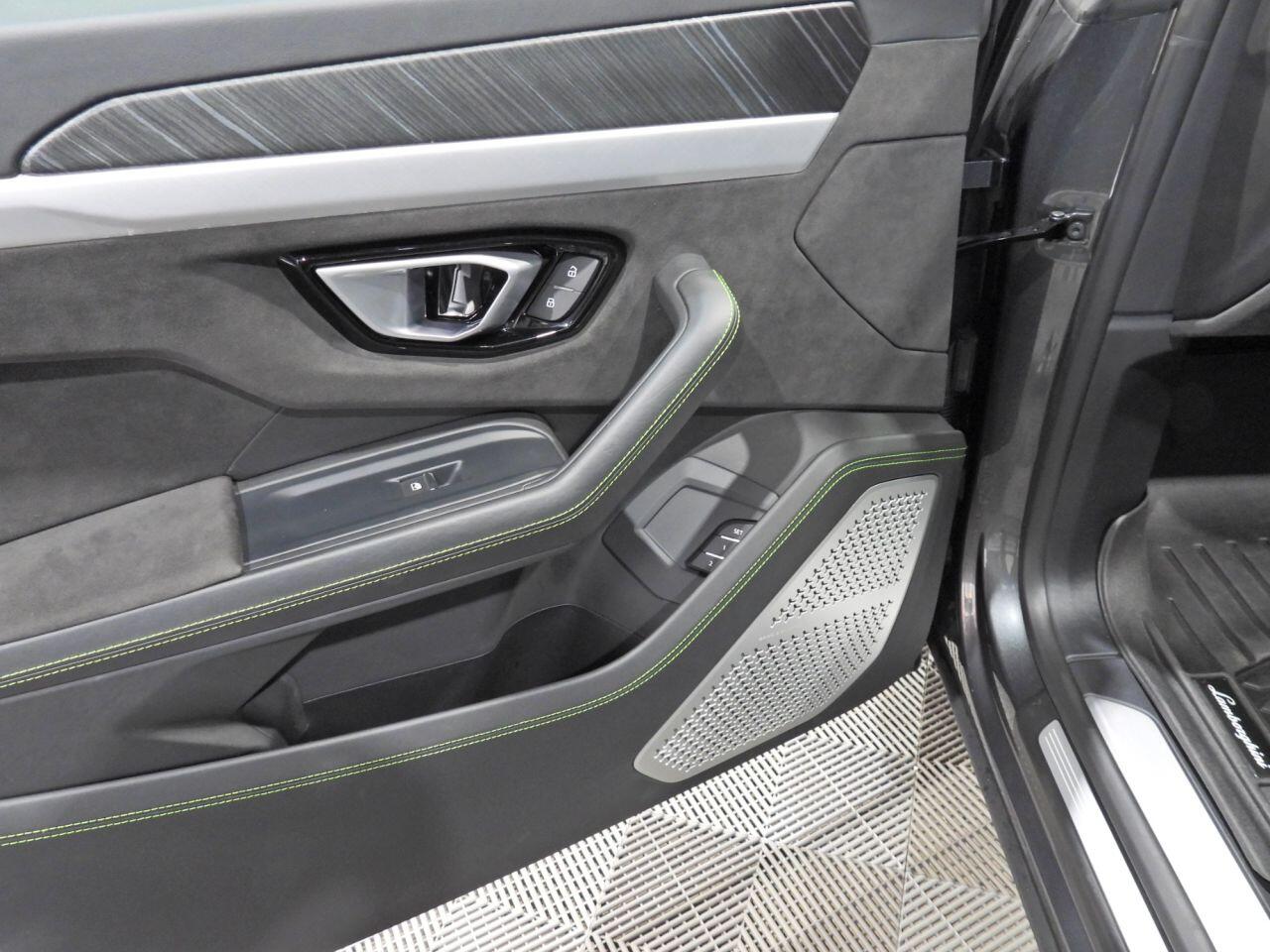 Lamborghini Urus view 35
