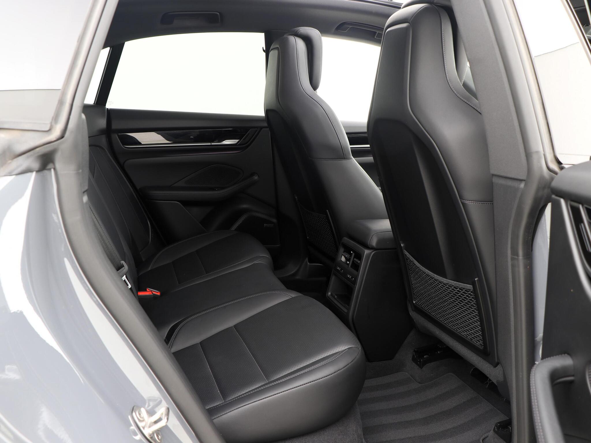 Porsche Macan view 31
