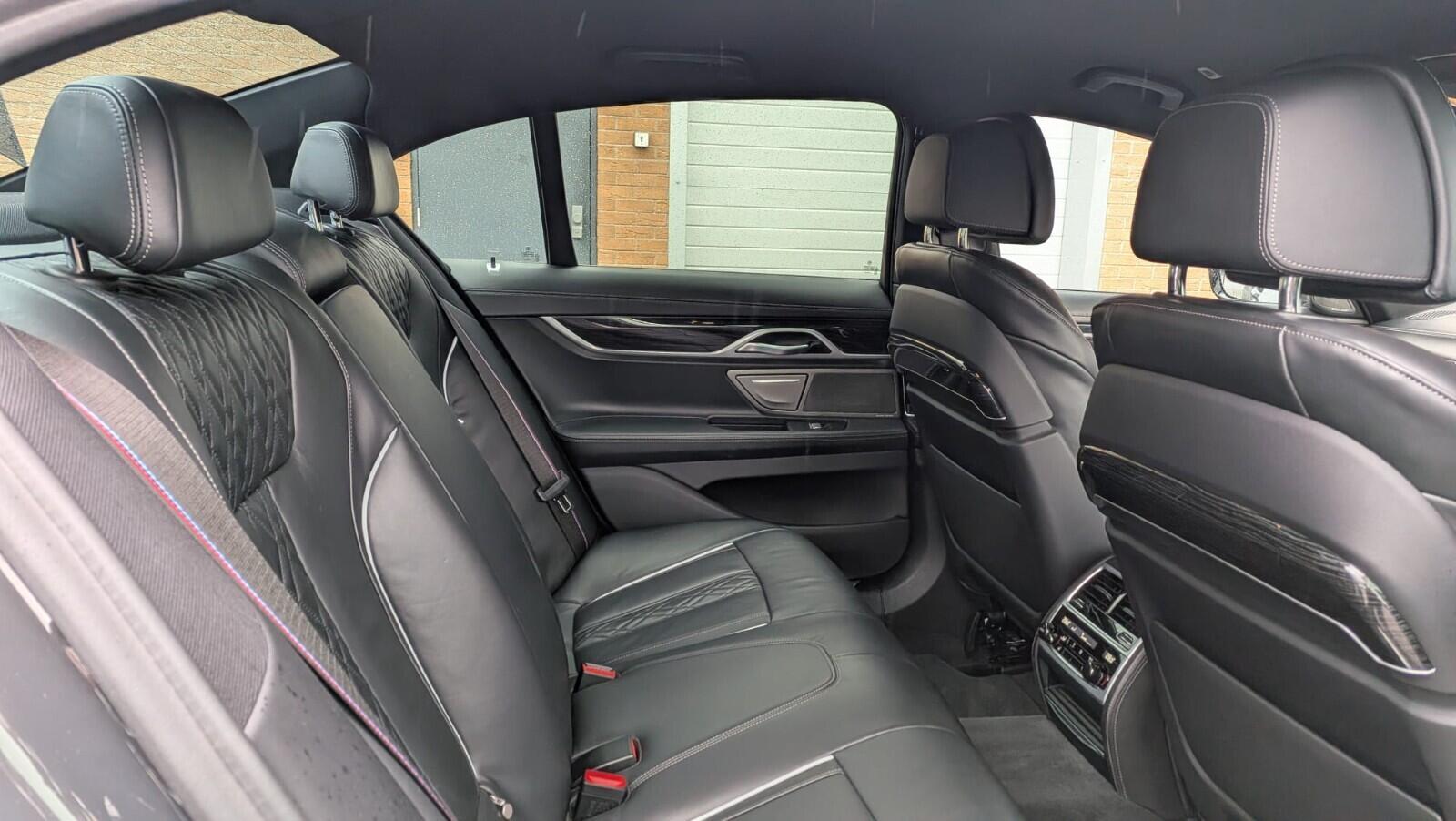 BMW 7 Series view 35