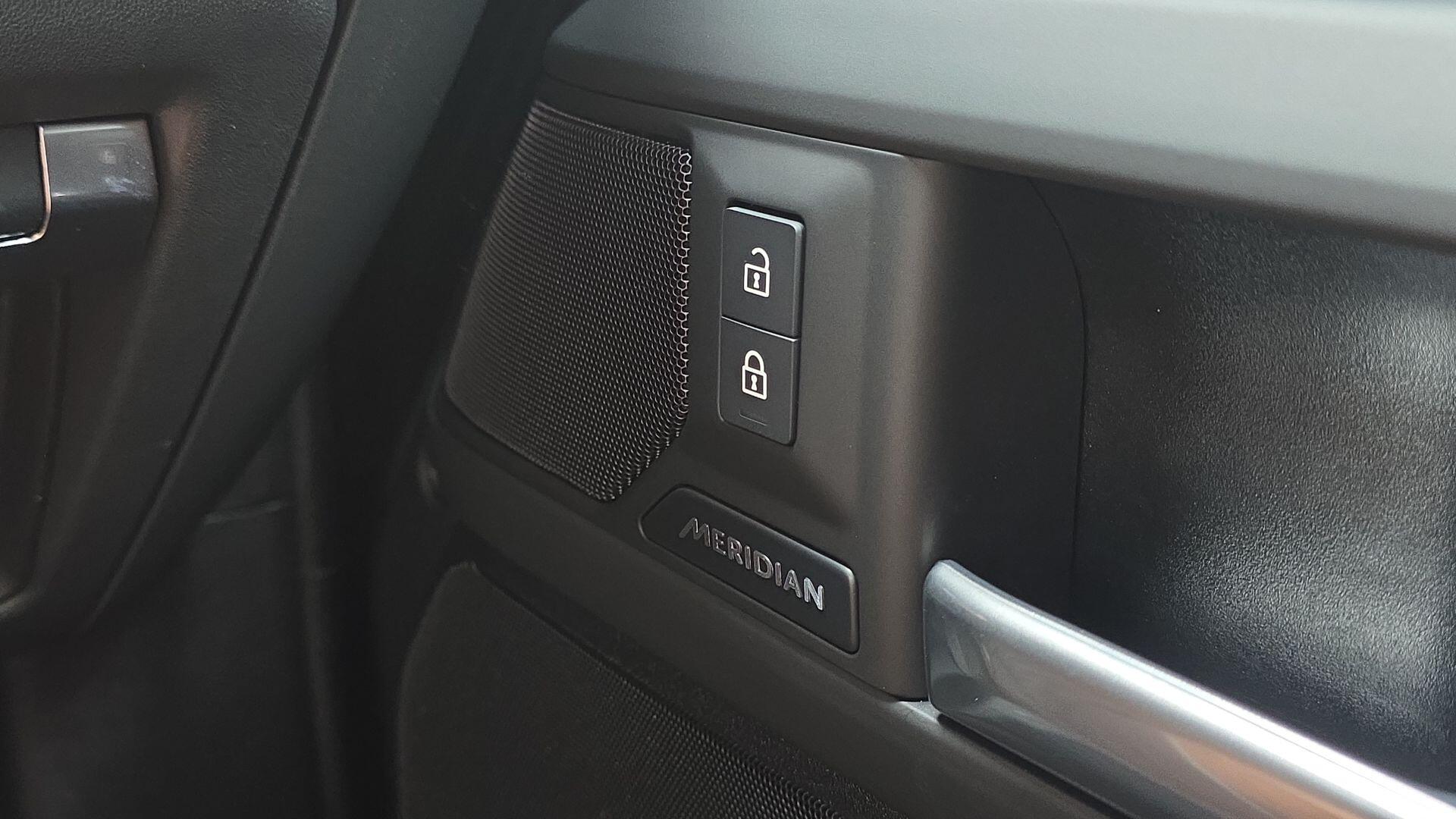 Land Rover Defender view 32