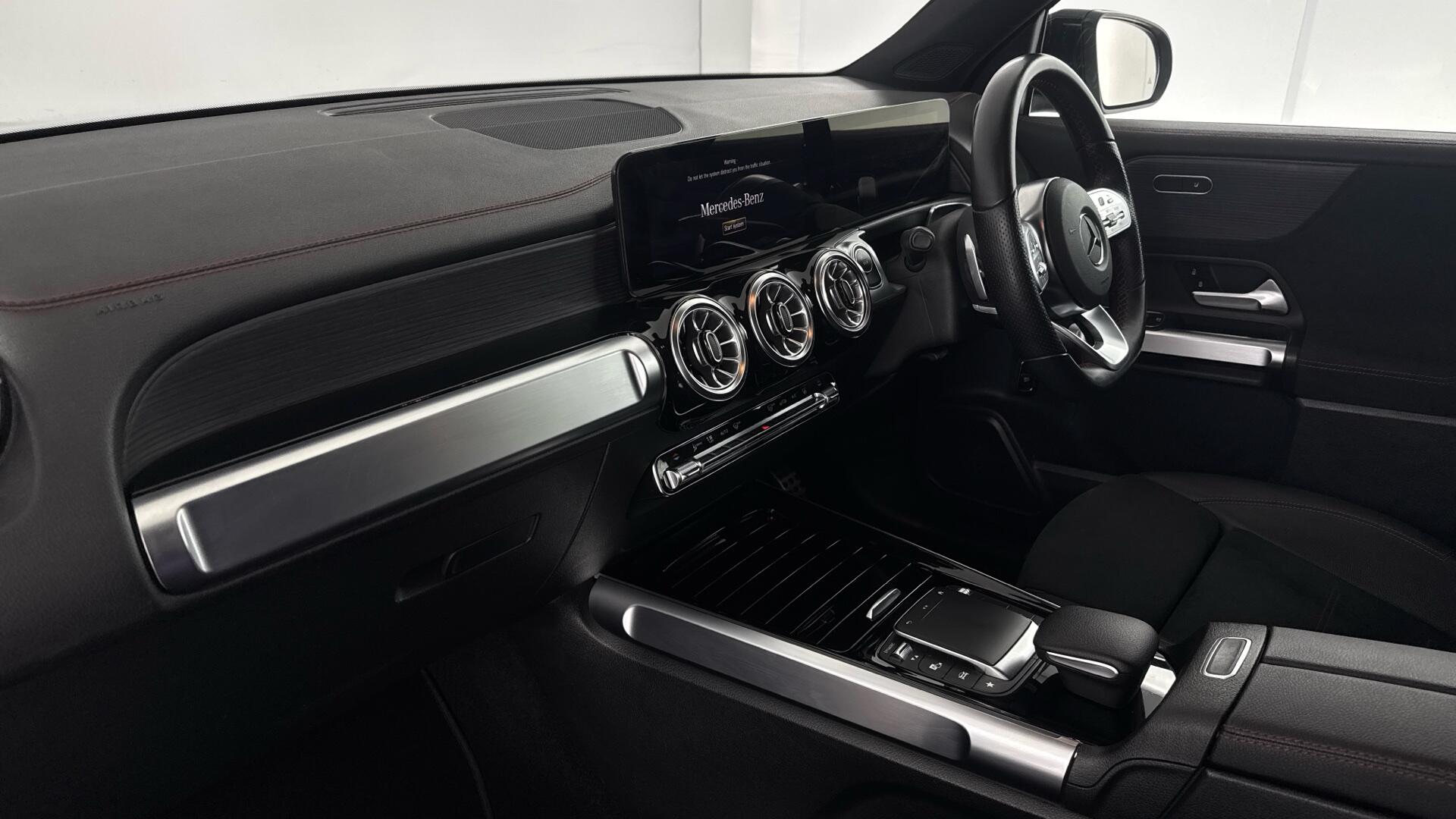 Mercedes-Benz Eqb 300 view 10