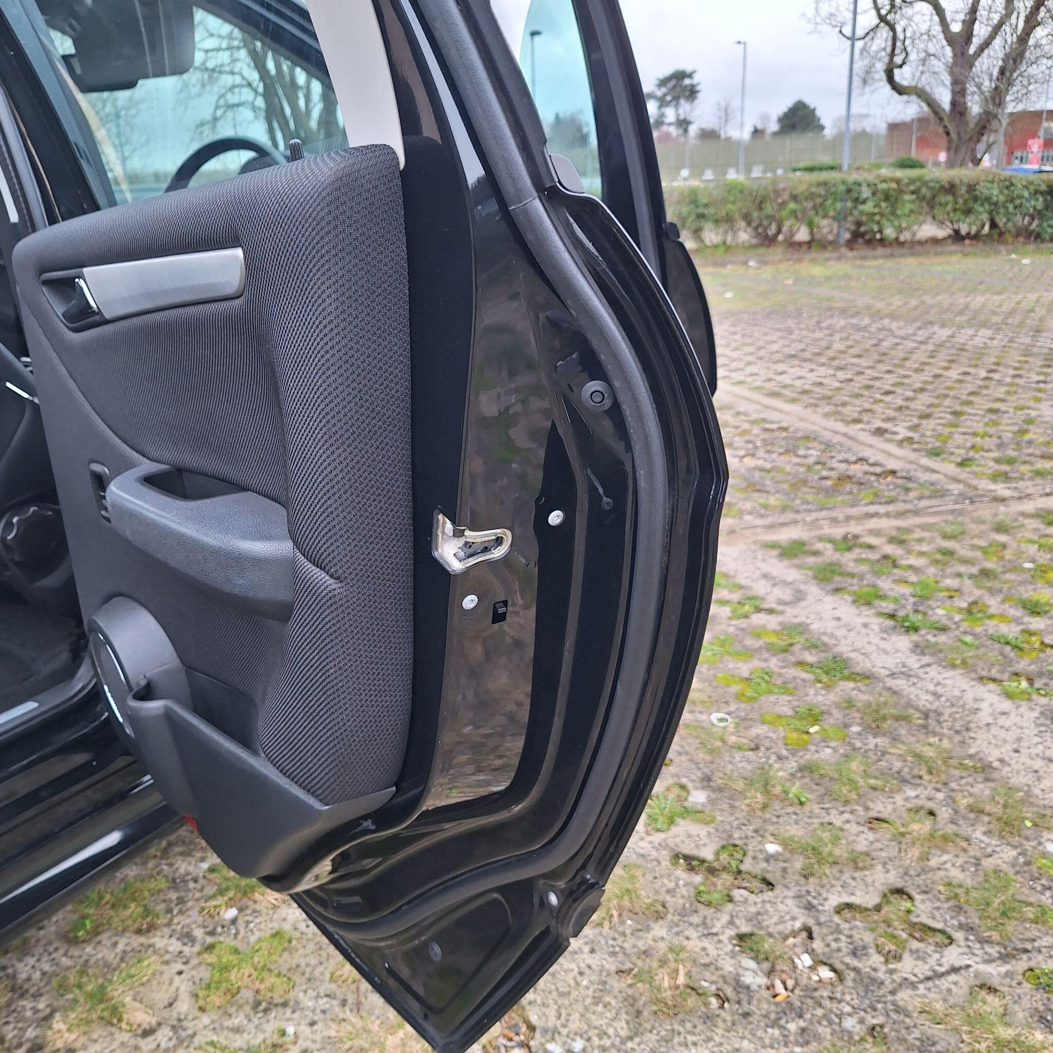 Mercedes-Benz B-Class view 28