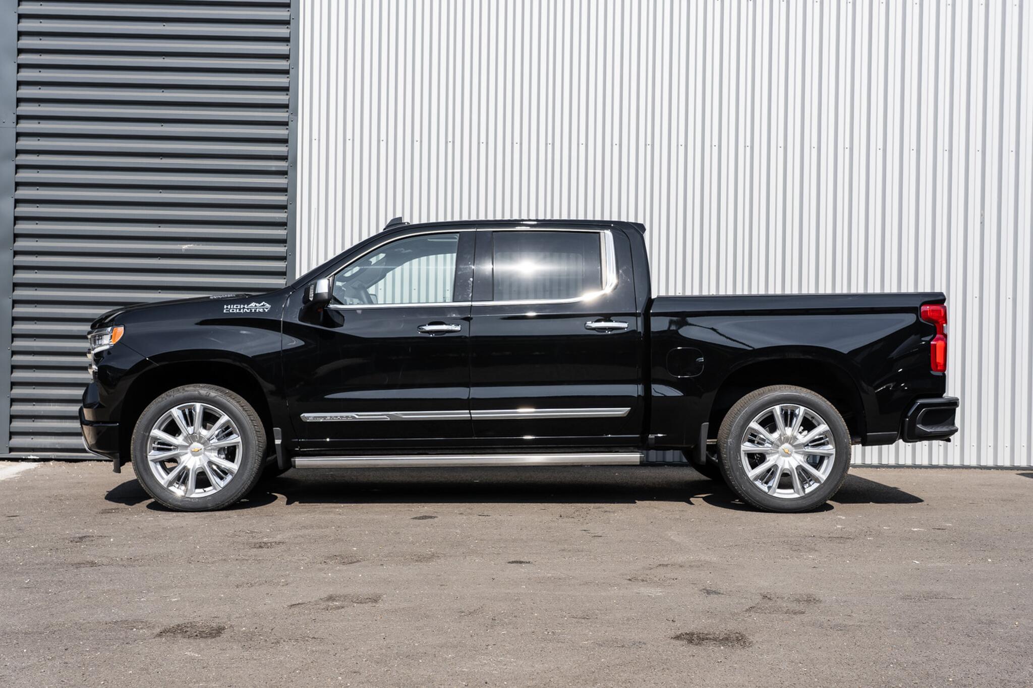 Chevrolet Silverado view 3