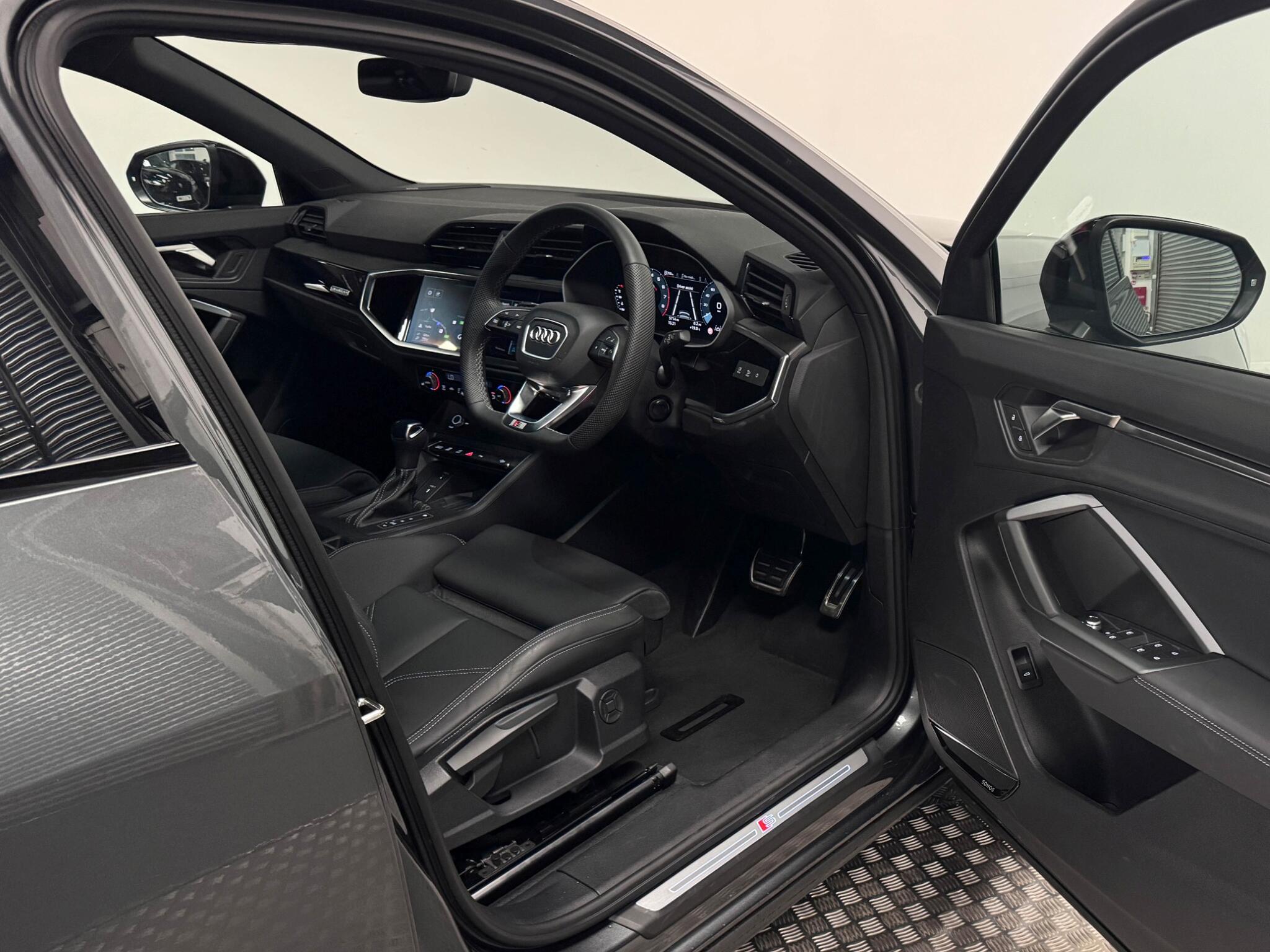 Audi Q3 view 30