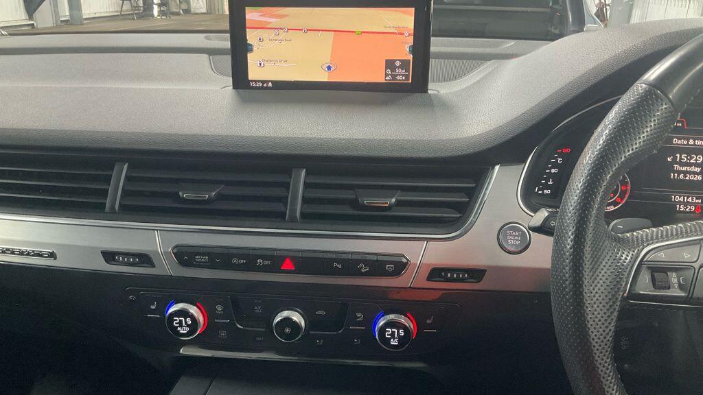 Audi Q7 view 10