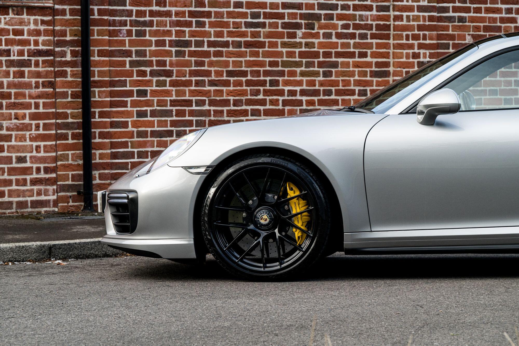 Porsche 911 view 31