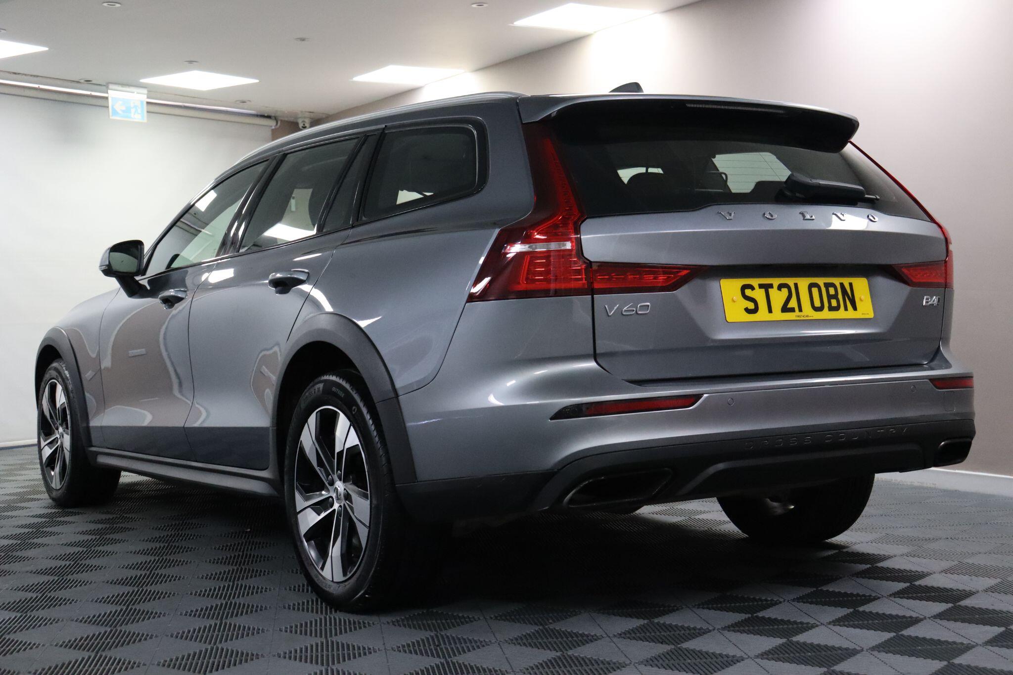 Volvo V60 Cross Country view 22