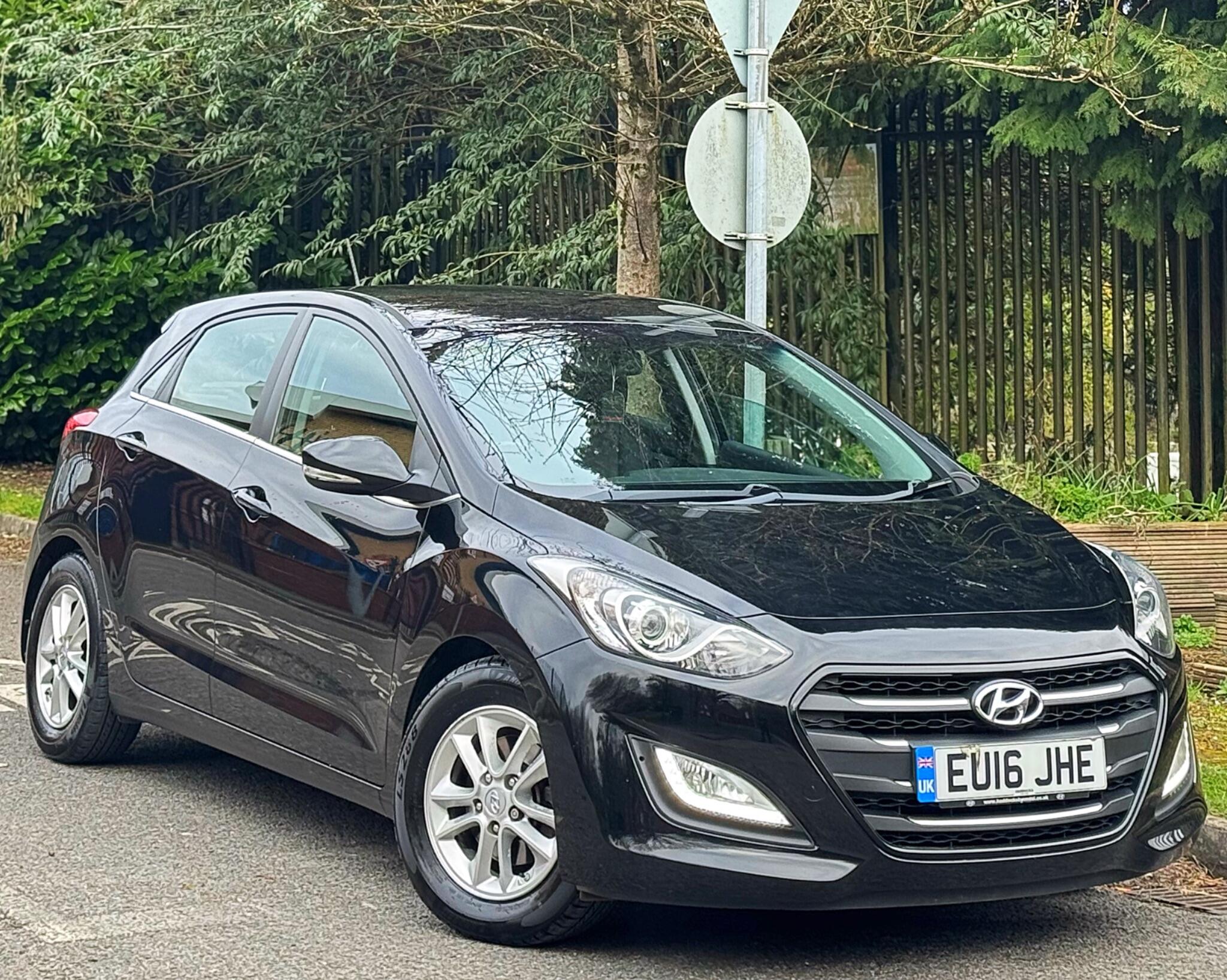 2016 Hyundai i30 1.6 CRDi Blue Drive SE Nav Euro 6 (s/s) 5dr image 3