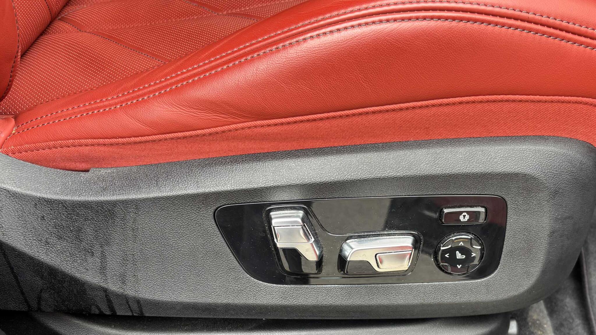 BMW XM view 32