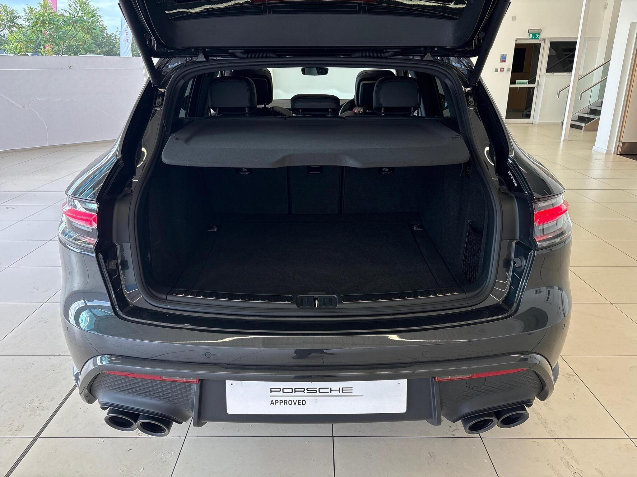 Porsche Macan view 18