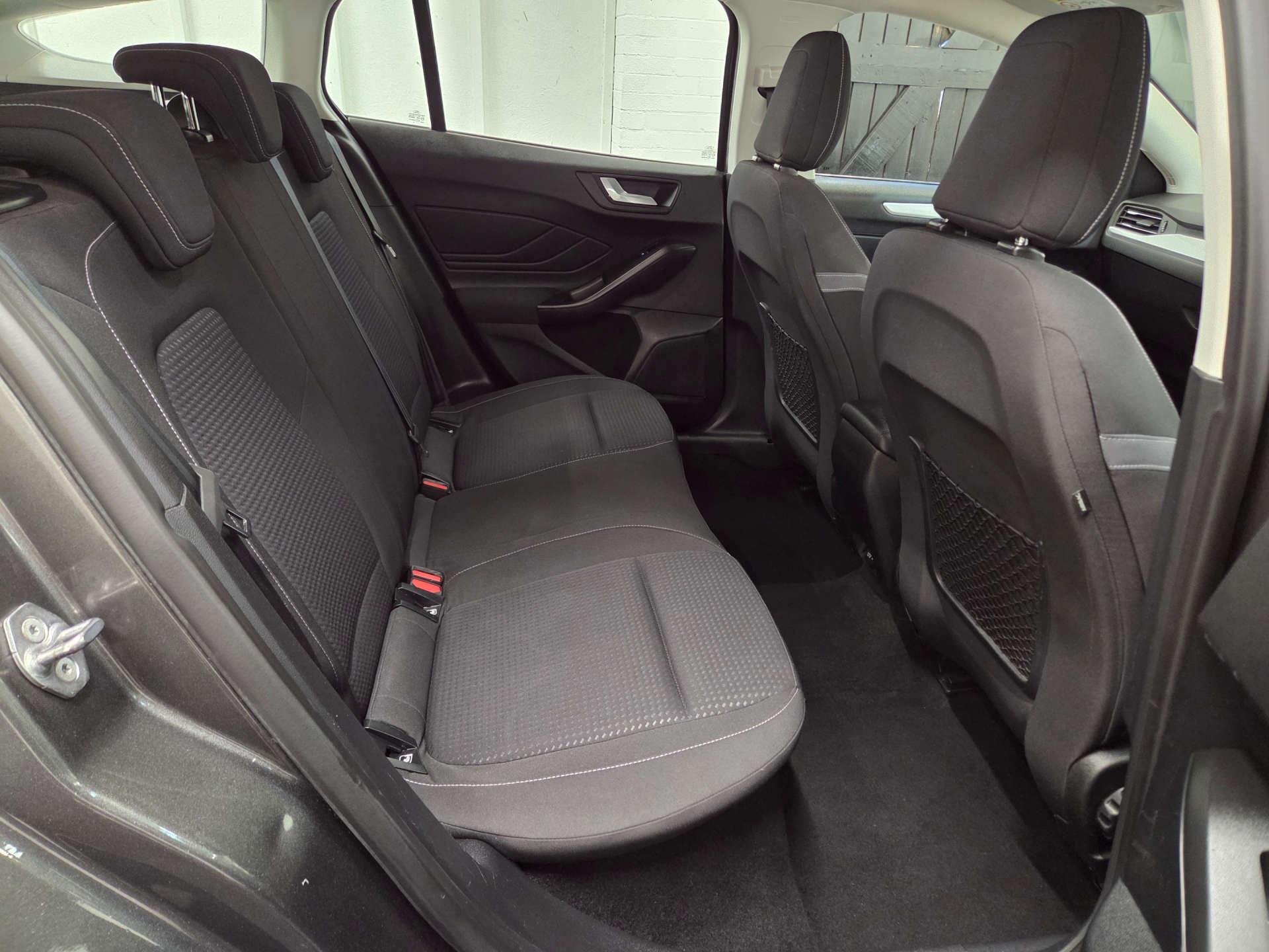 Ford Focus view 16