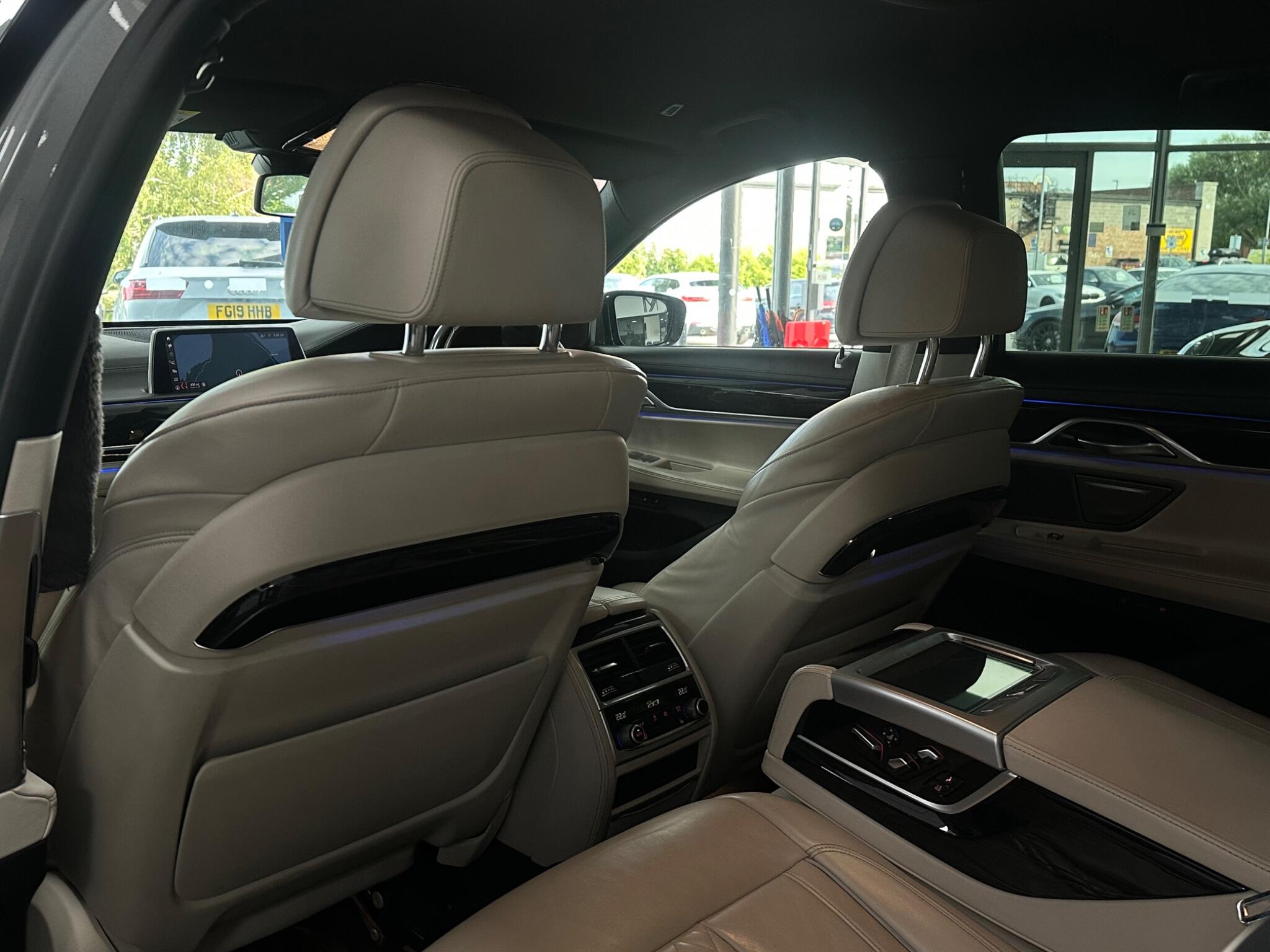 BMW 7 Series view 36