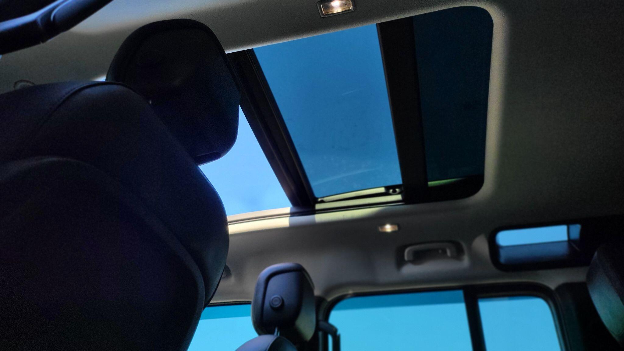 Land Rover Defender view 36