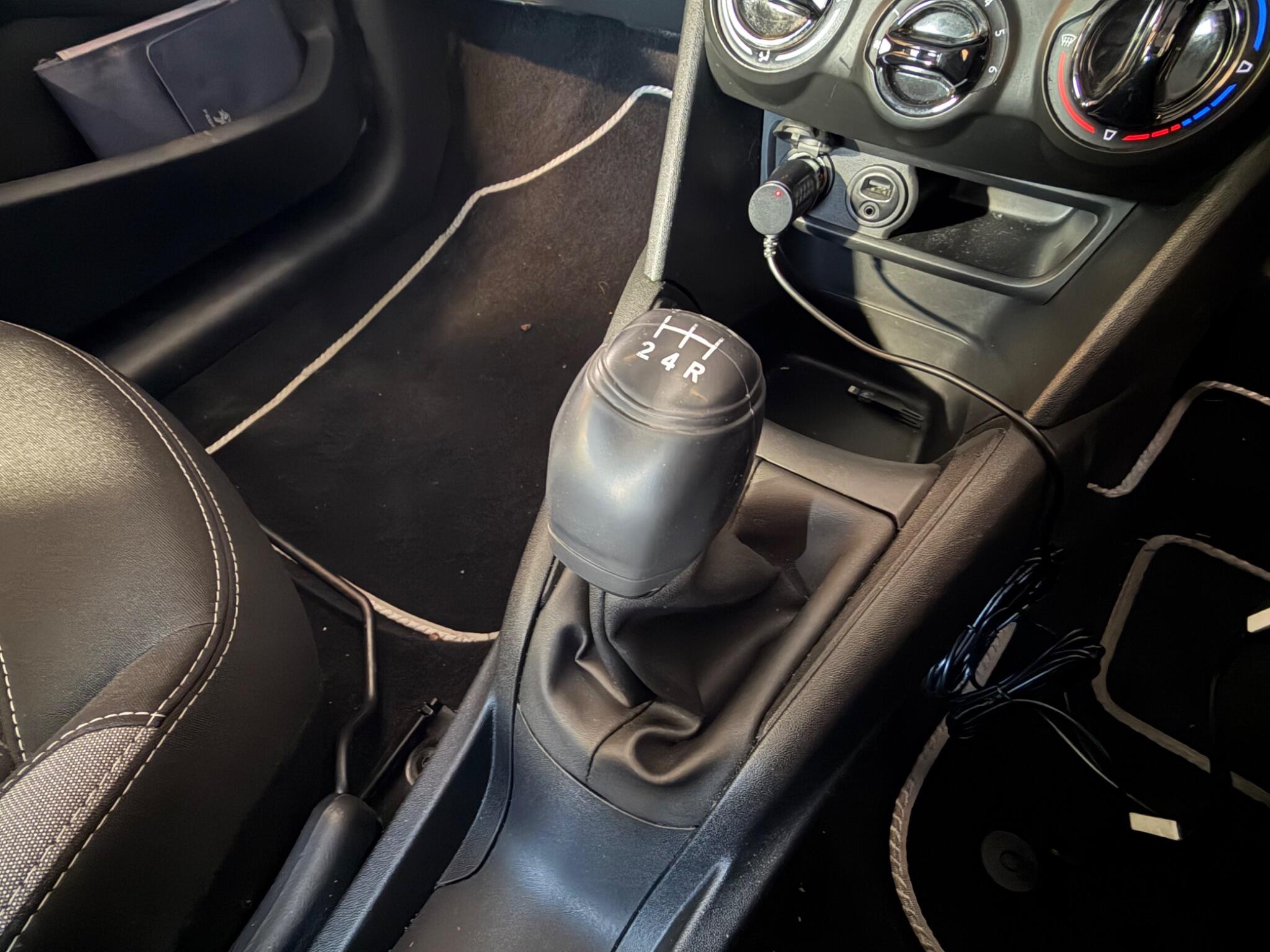 Peugeot 208 view 17