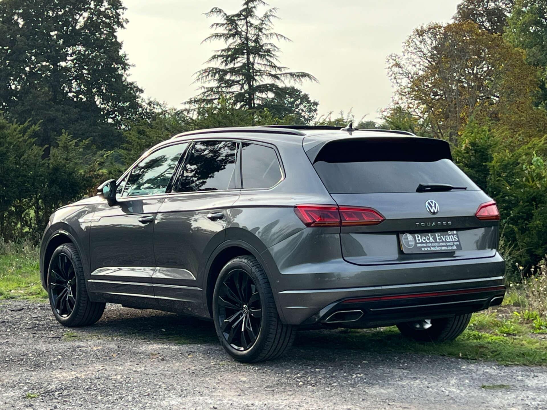 Volkswagen Touareg view 5