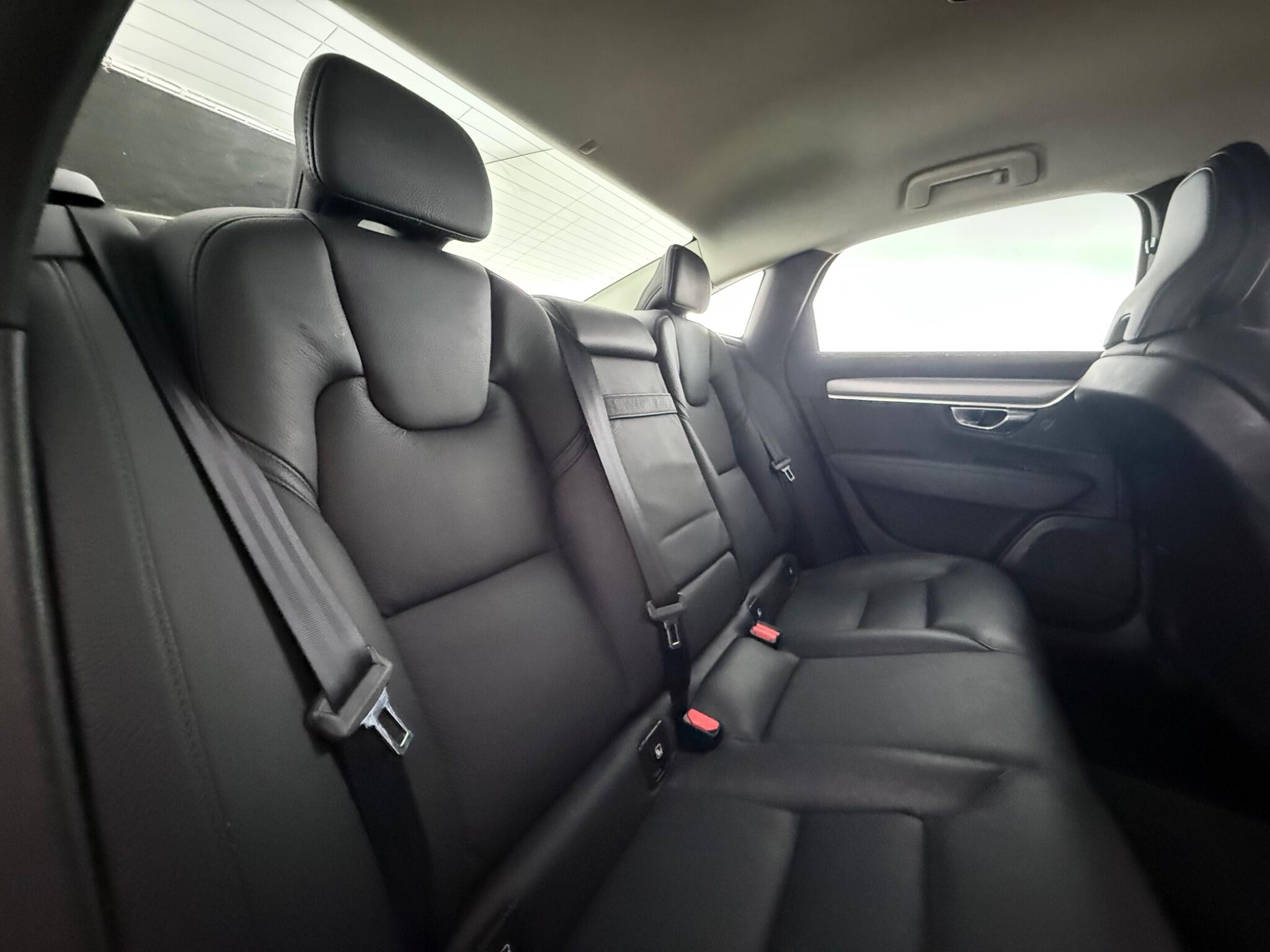 Volvo S90 view 32