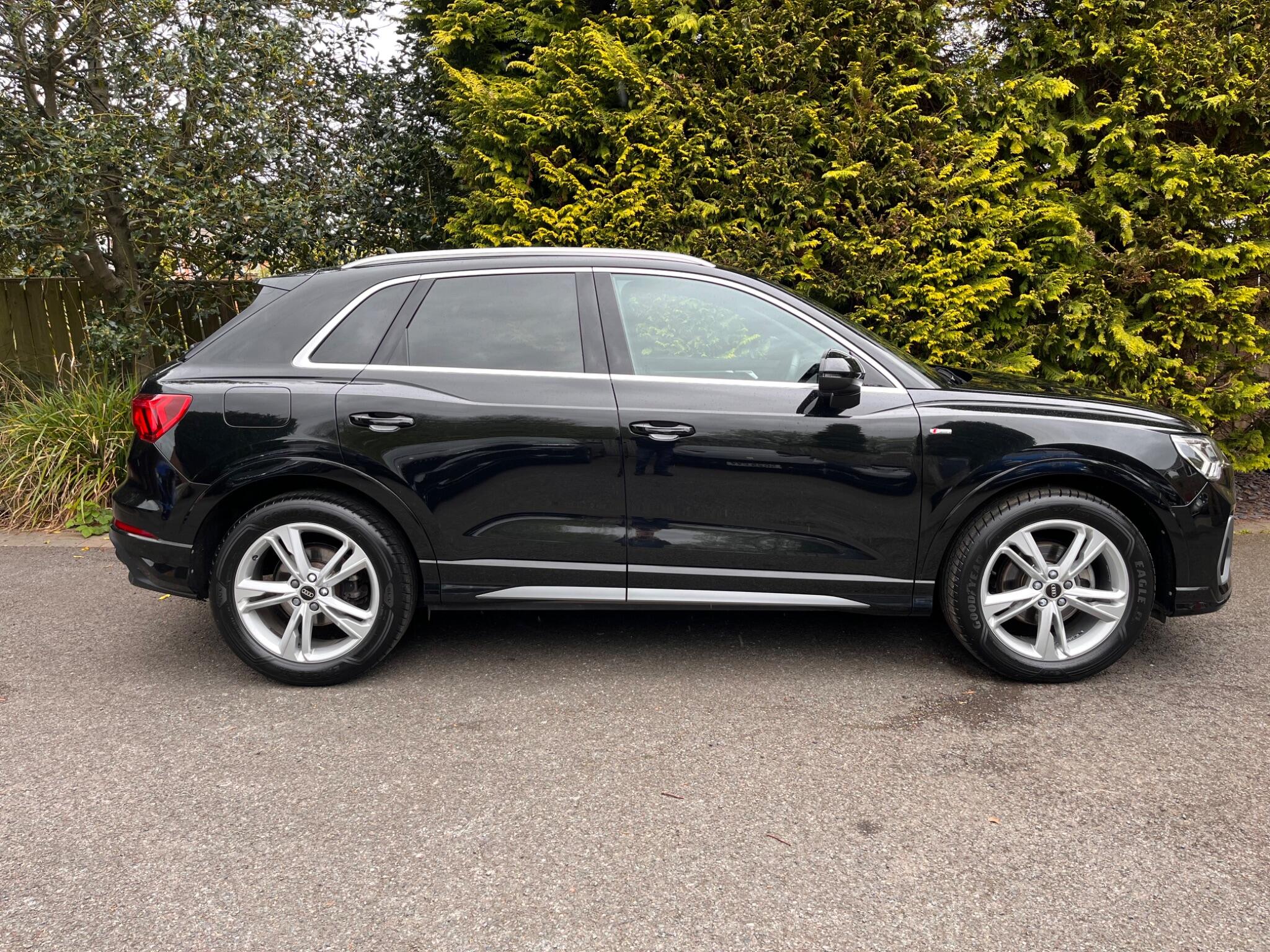 Audi Q3 view 20