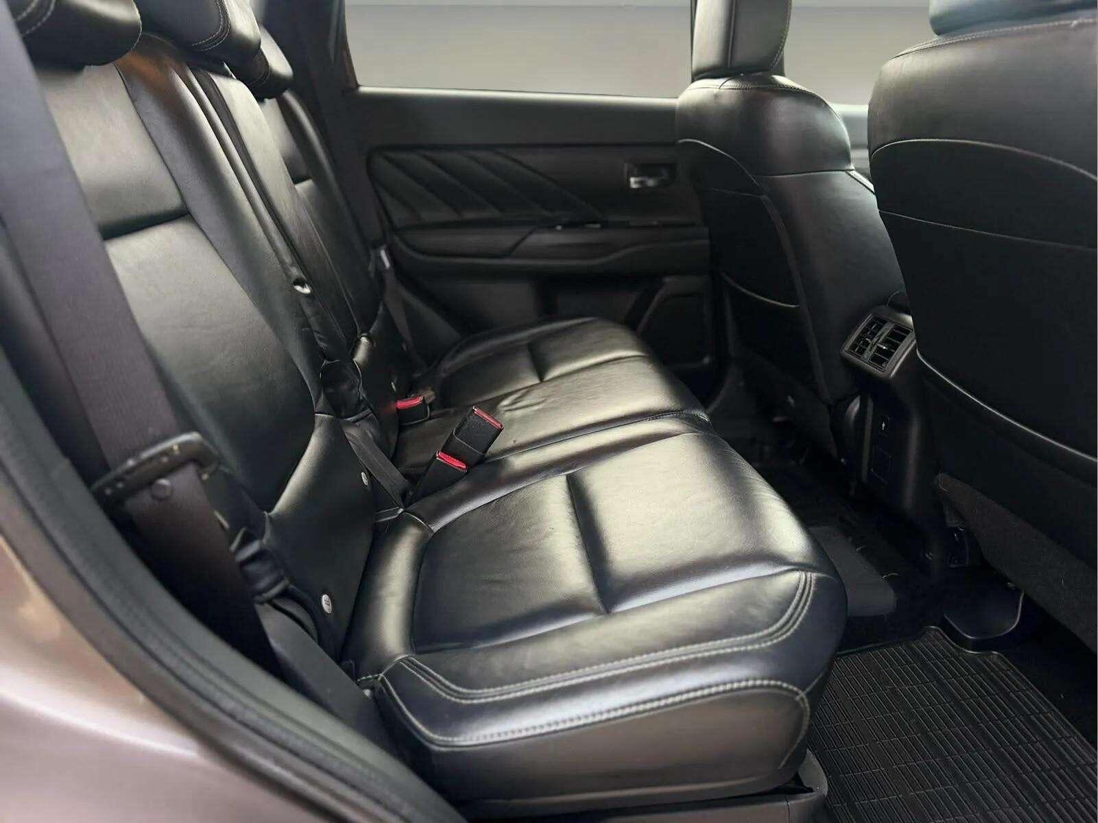 Mitsubishi Outlander view 32