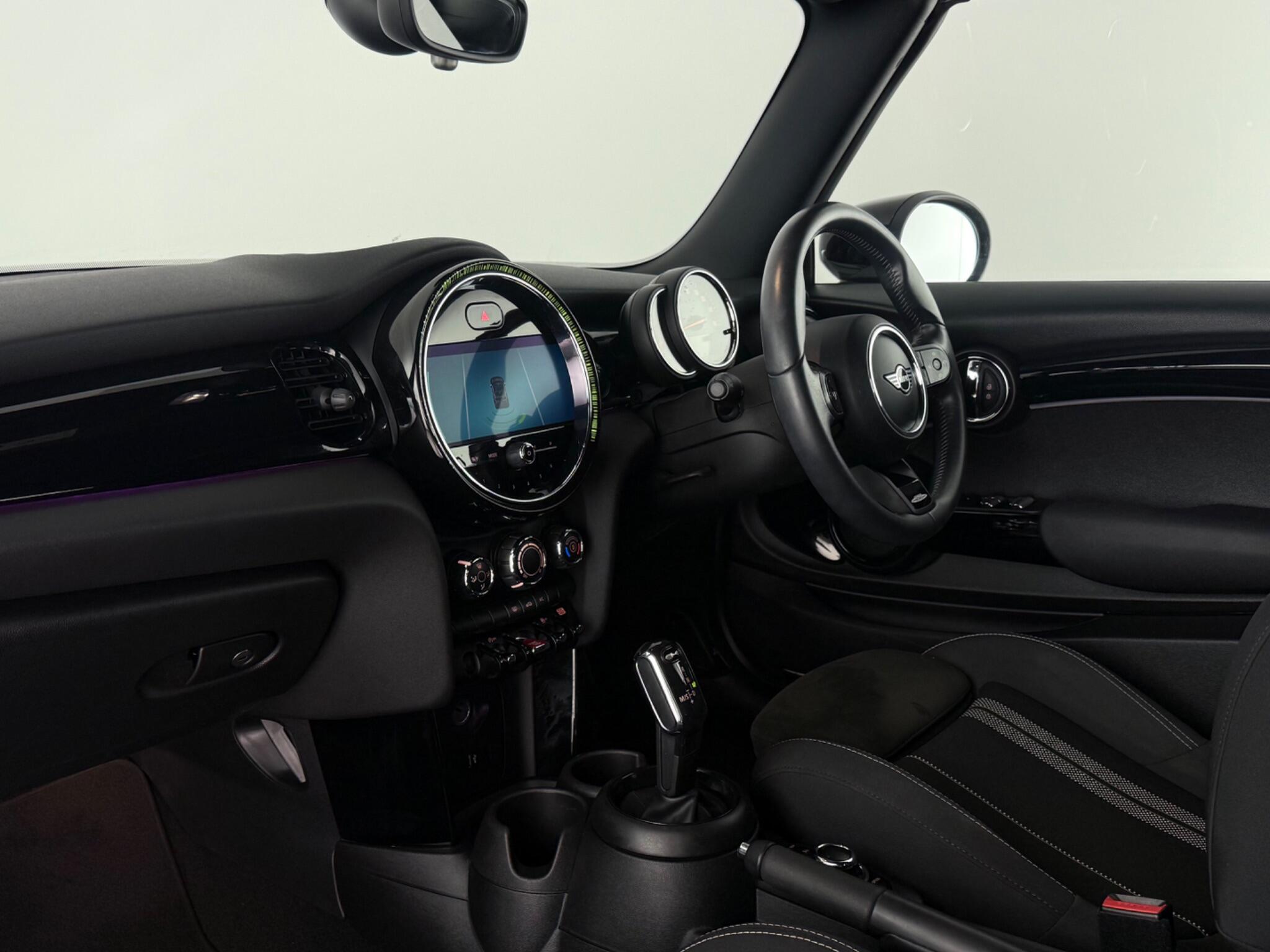 Mini Convertible view 30