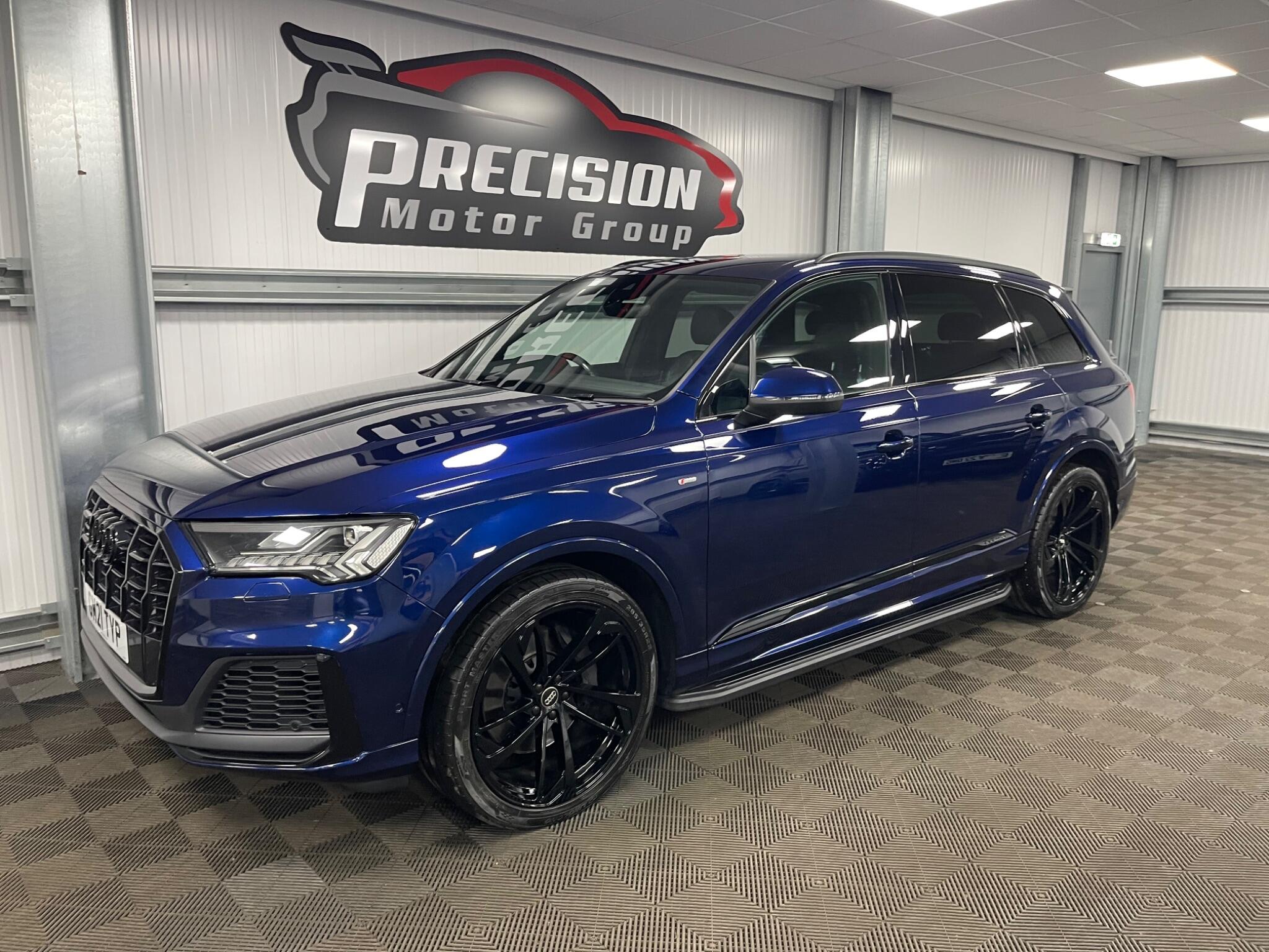 Audi Q7 view 9