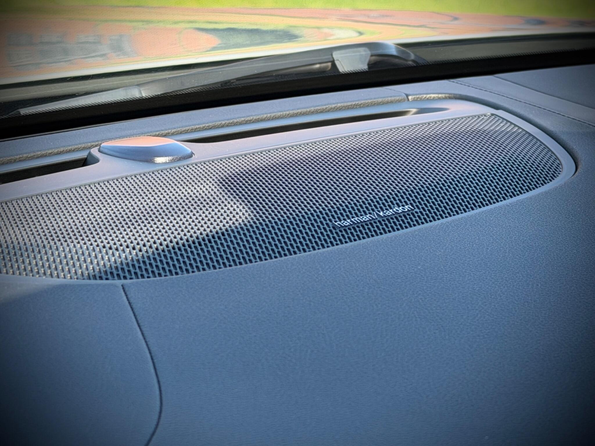 Volvo V90 Cross Country view 11