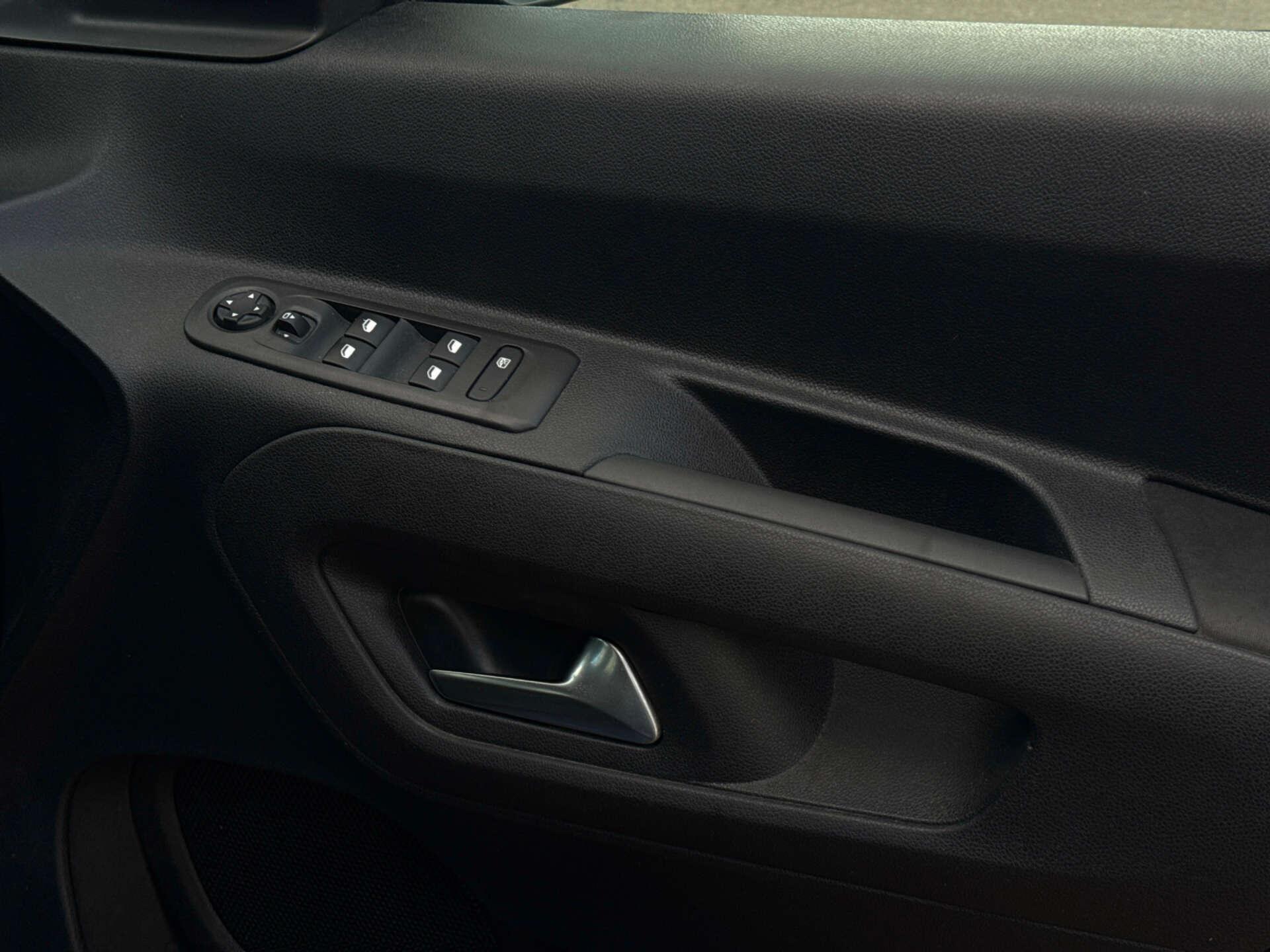 Vauxhall Combo Life view 22