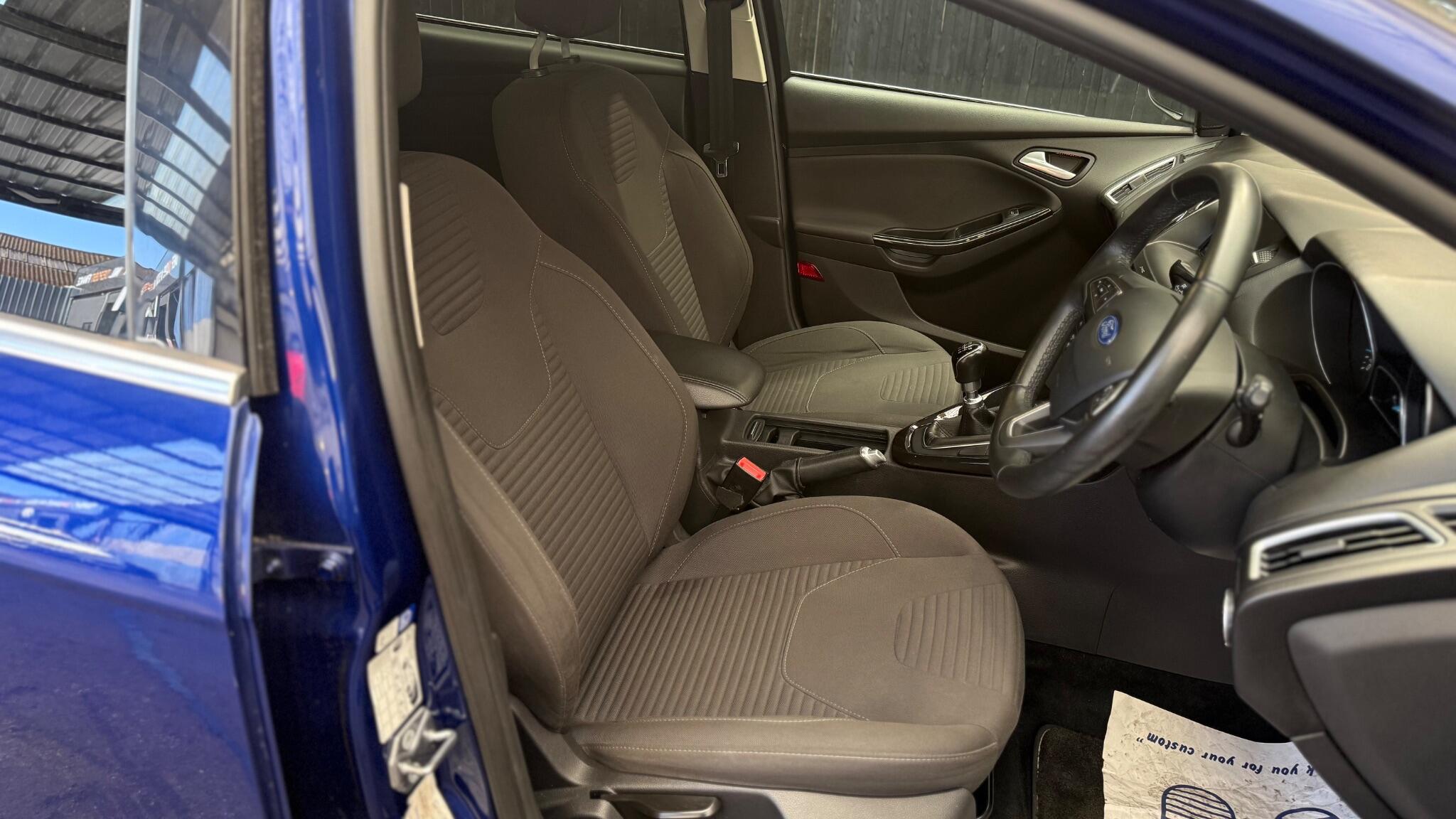 Ford Focus view 18