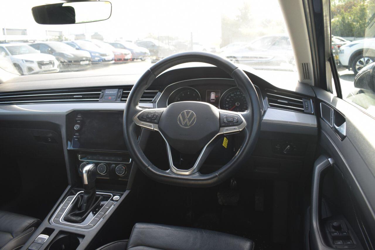 Volkswagen Passat view 3