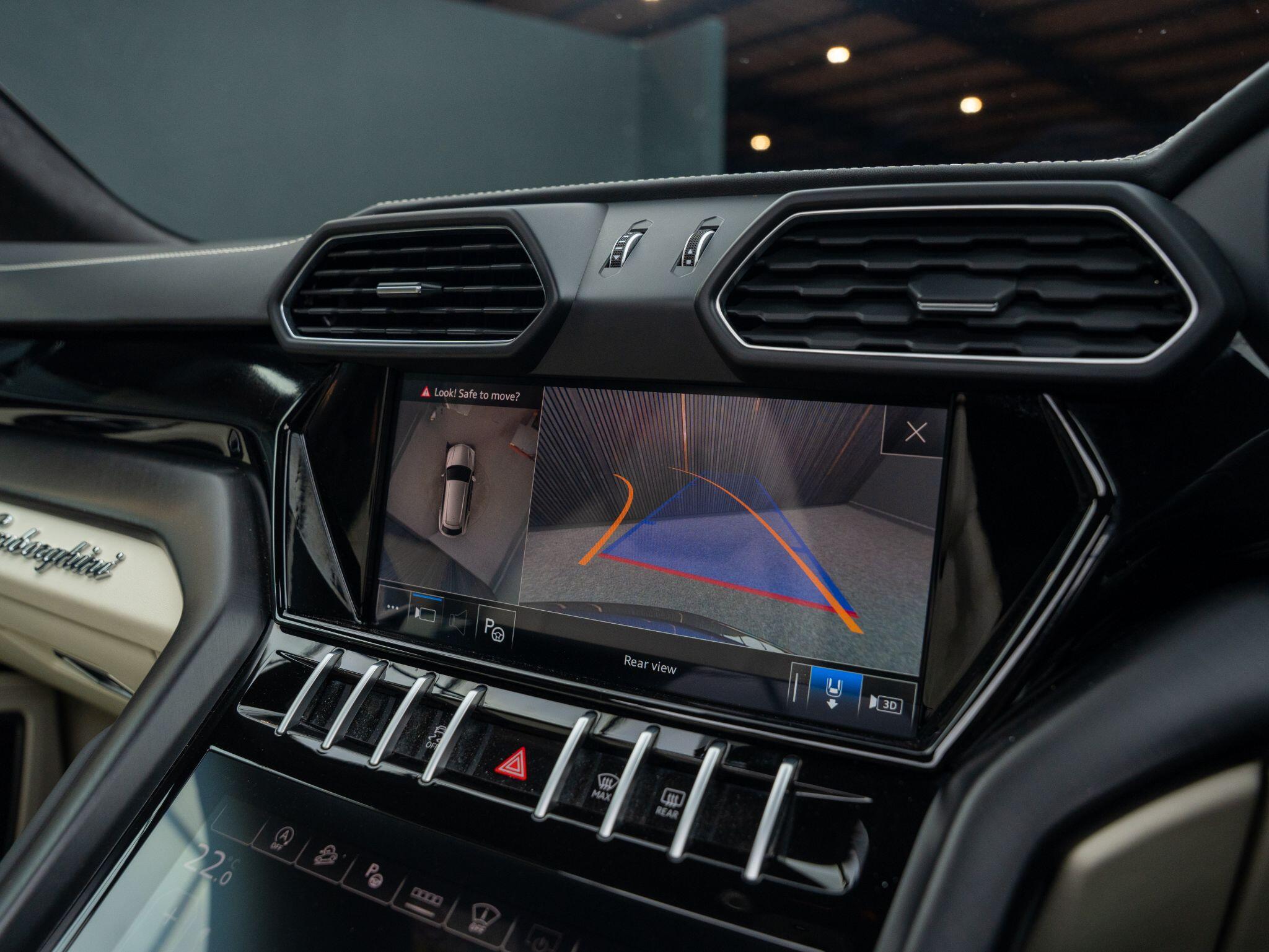 Lamborghini Urus view 6
